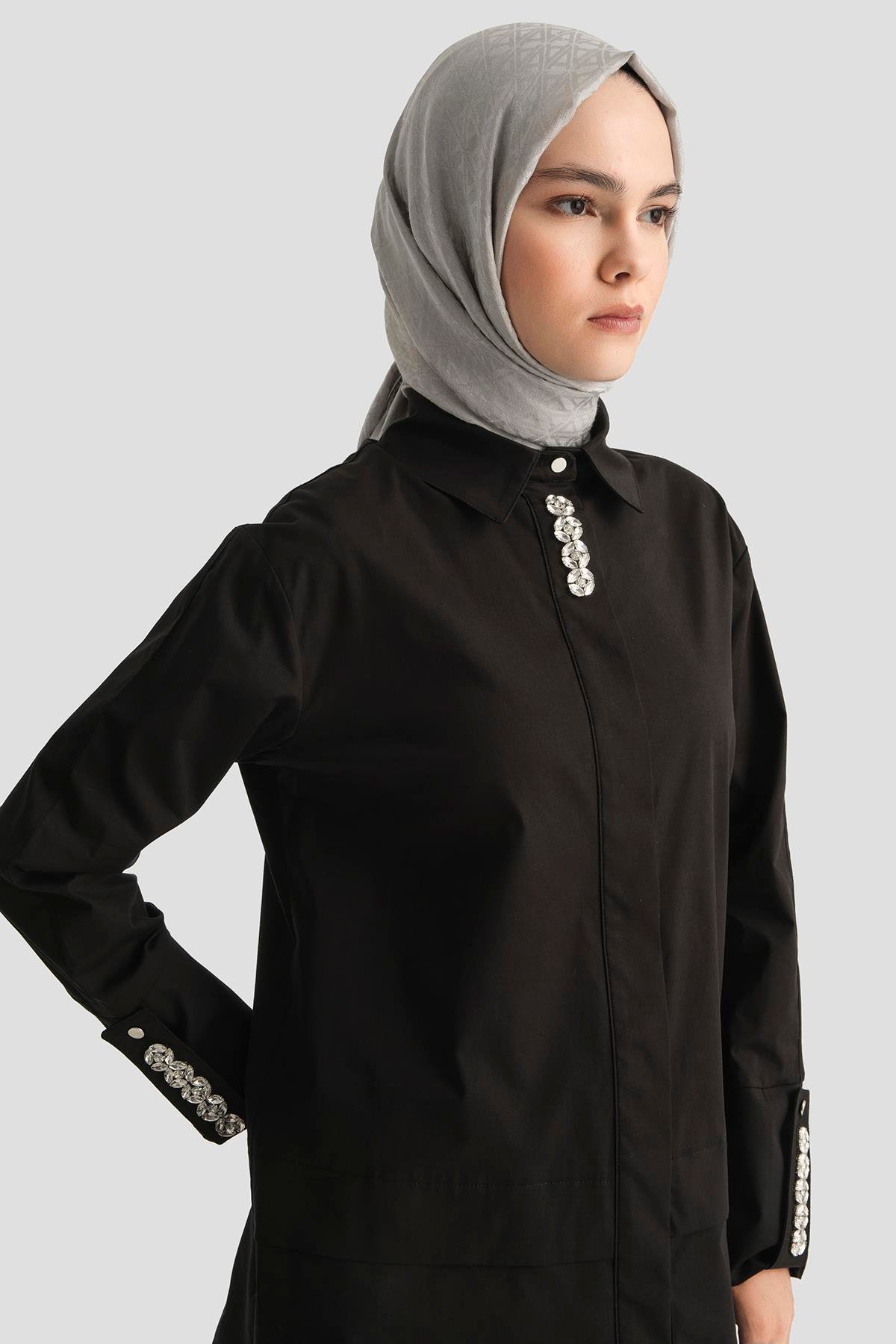 ARMİNE TREND Gizli Düğmeli Taş Detaylı Gömlek Yaka Tunik Siyah 25YT4134