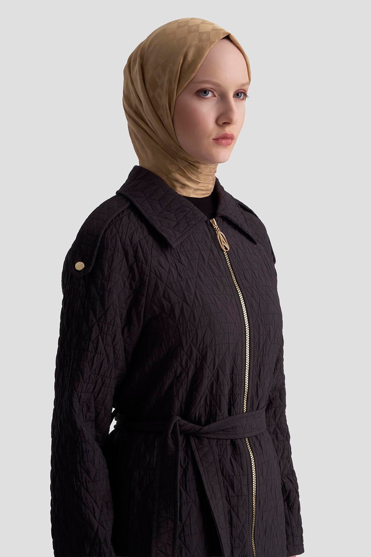 ARMİNE TREND Kabartma Desenli Boydan Fermuarlı Belden Kuşaklı Kap Siyah 25KT717