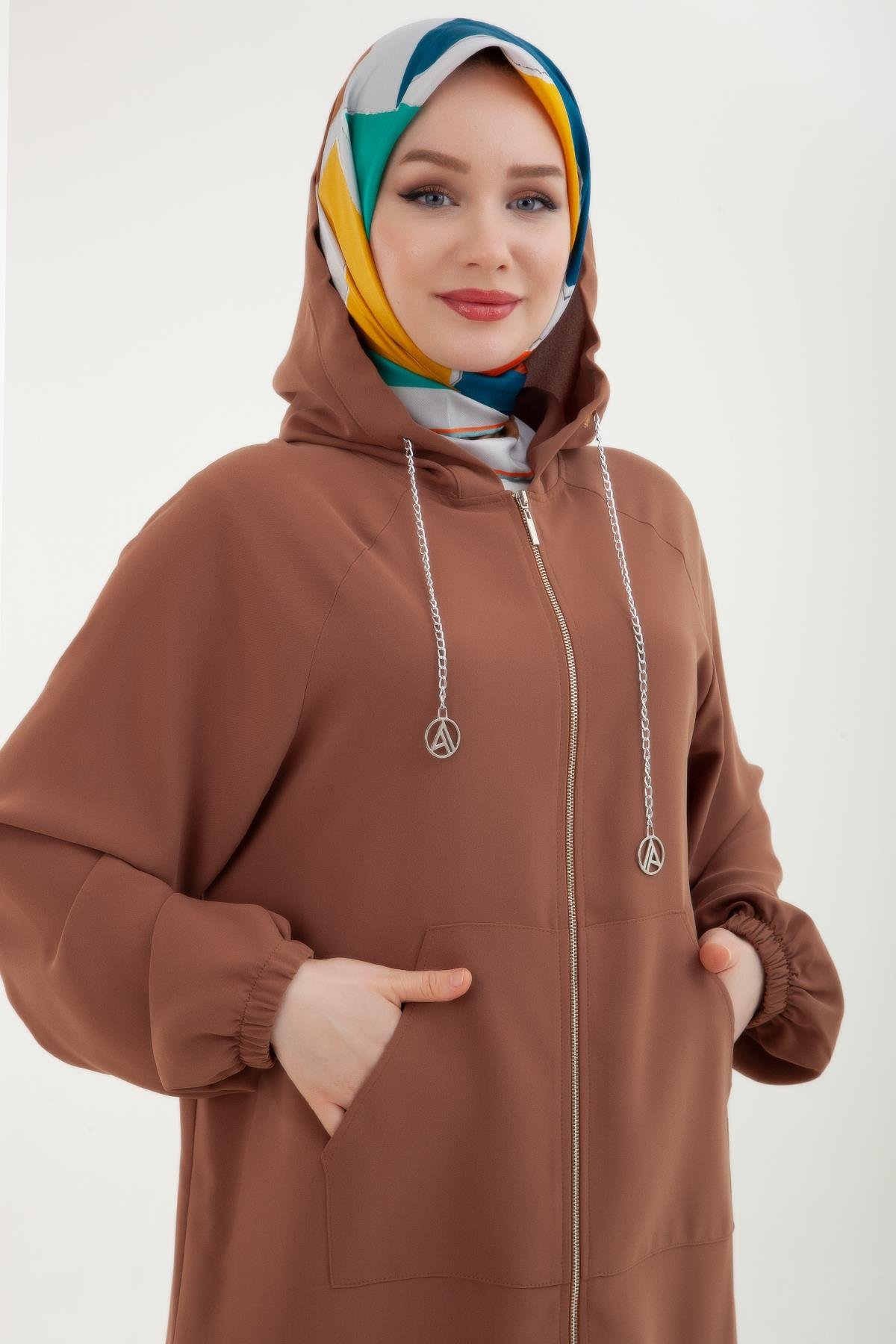 ARMİNE TREND Kapüşonlu Zincir Detaylı Fermuarlı Giy Çık Taba 24YT762