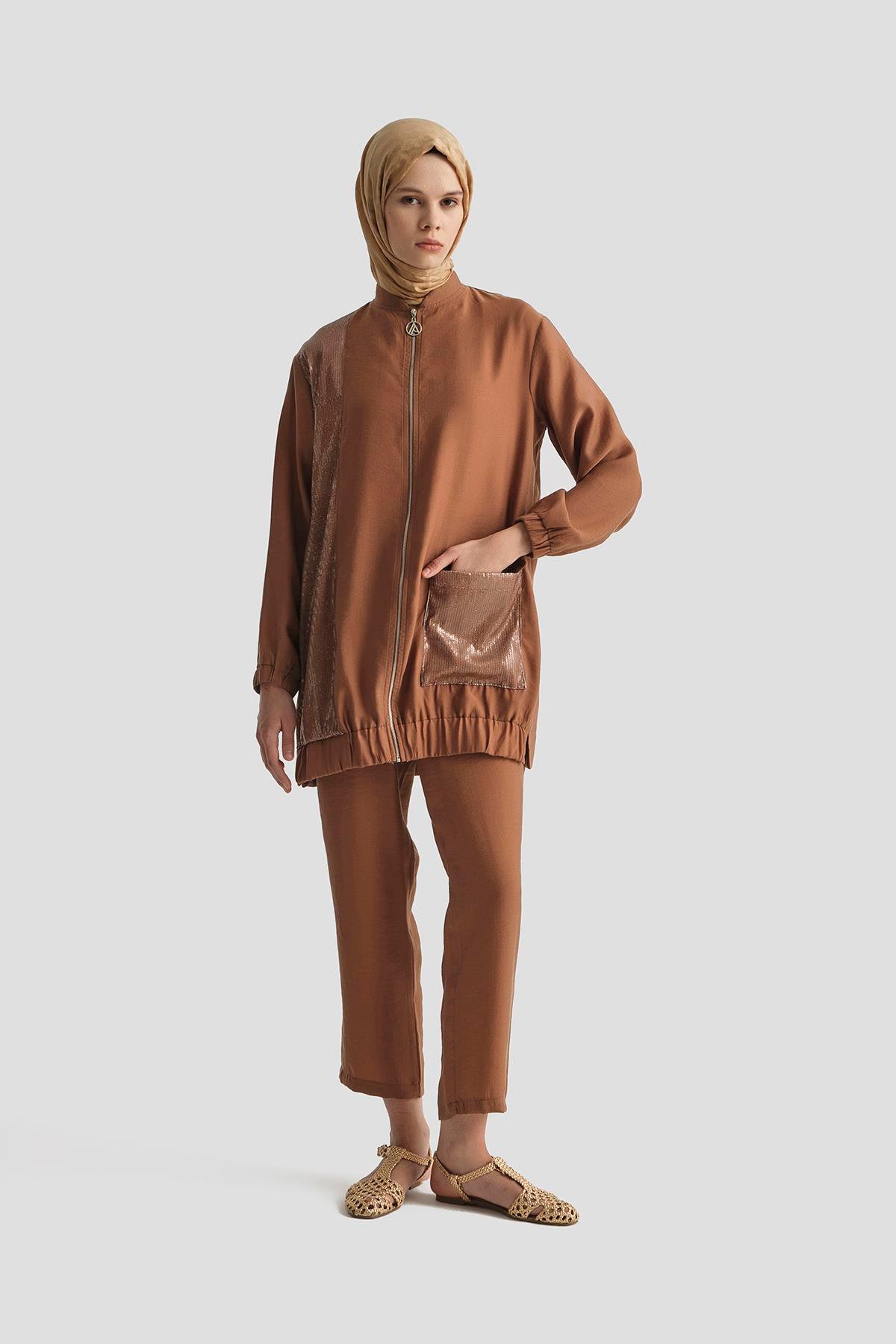 ARMİNE TREND Pul Desenli Fermuarlı Cepli Pantolonlu İkili Takım-Kahverengi 25YT670