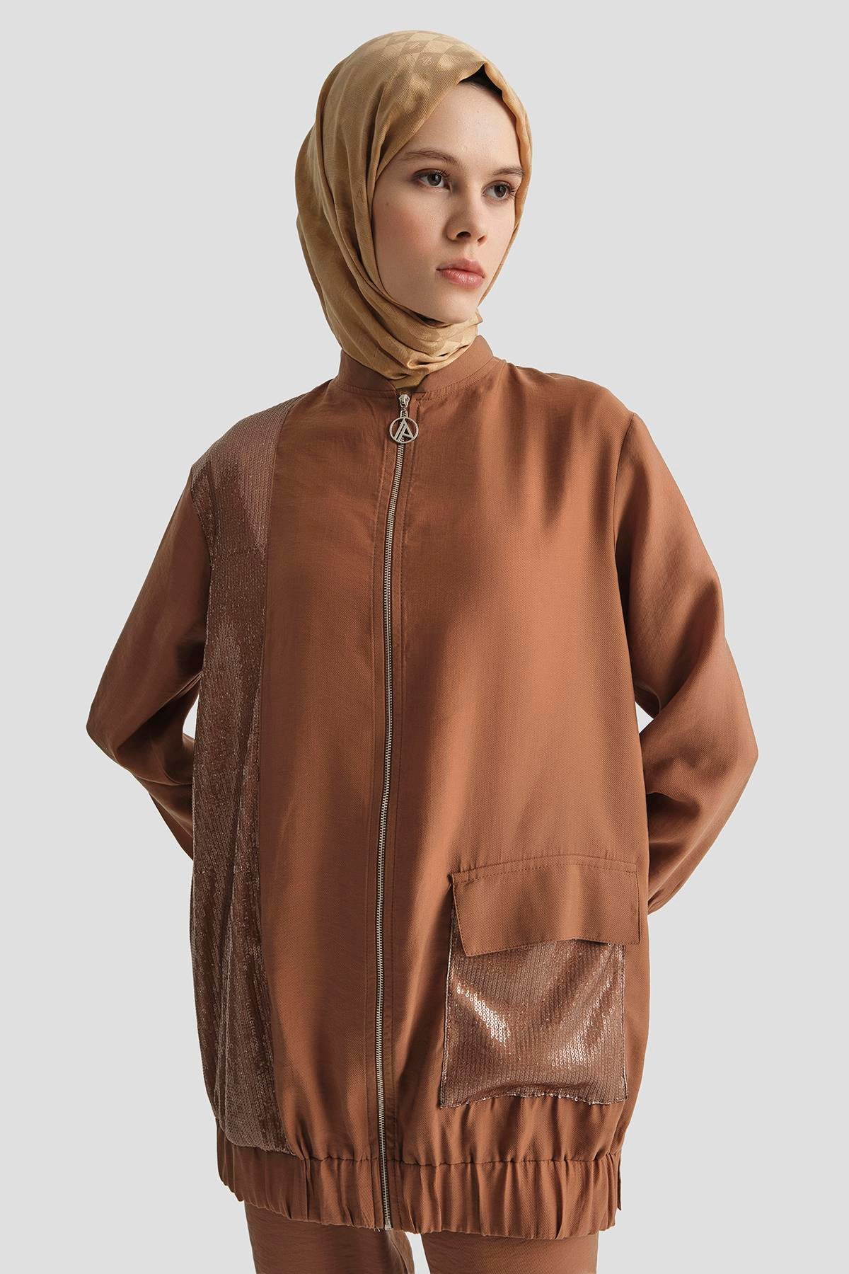 ARMİNE TREND Pul Desenli Fermuarlı Cepli Pantolonlu İkili Takım-Kahverengi 25YT670
