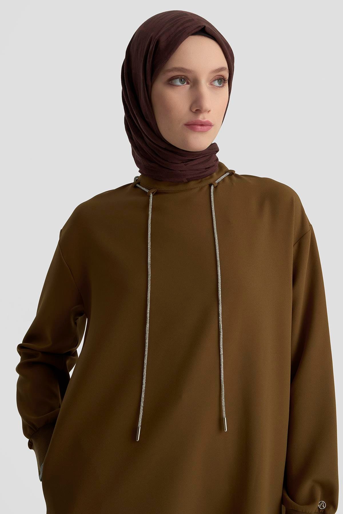 ARMİNE TREND Yakası Taş Bağcık Detaylı Kolları Ribanalı Fermuarlı Tunik Yağ Yeşili-25KT436