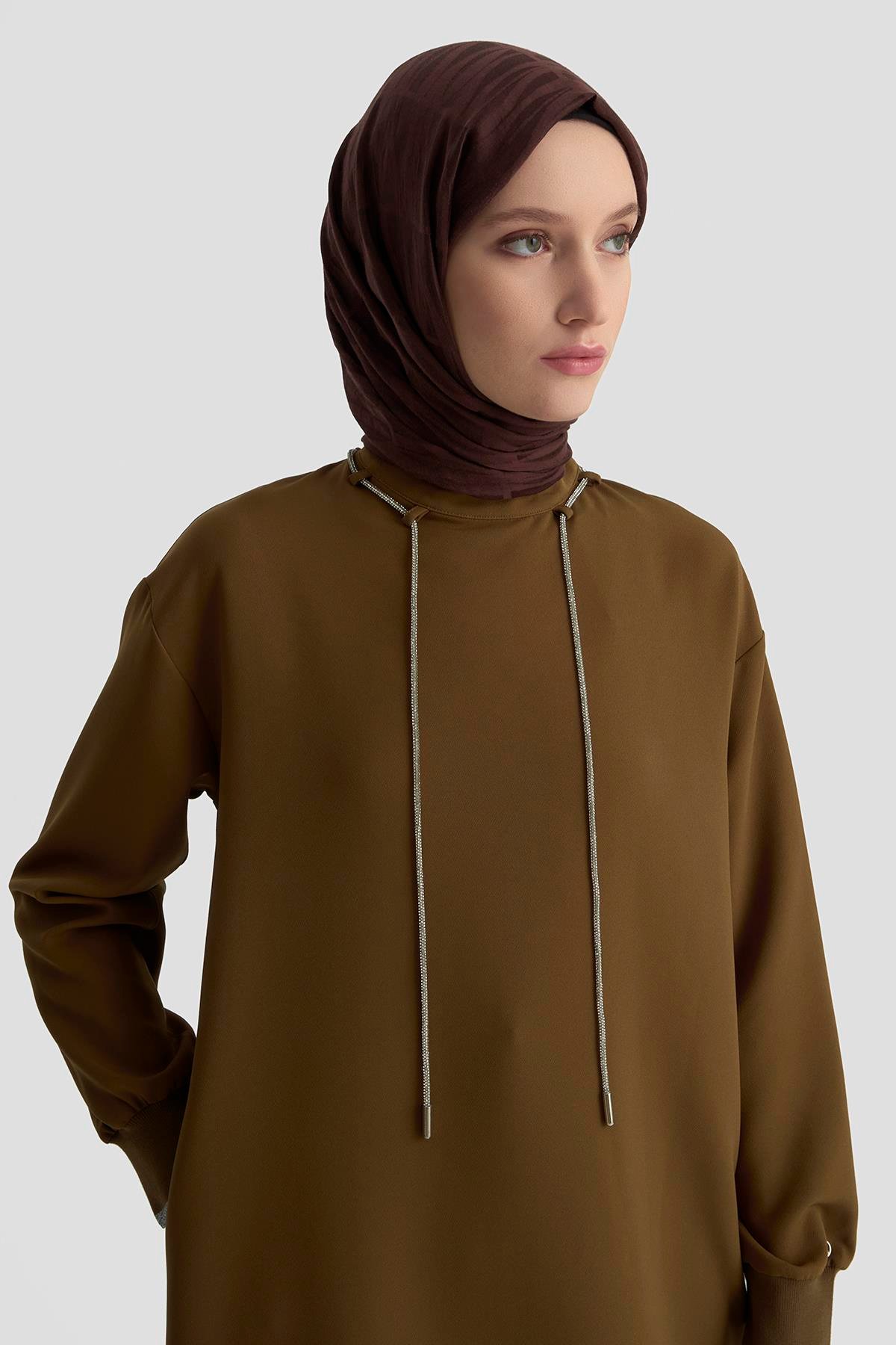 ARMİNE TREND Yakası Taş Bağcık Detaylı Kolları Ribanalı Fermuarlı Tunik Yağ Yeşili-25KT436