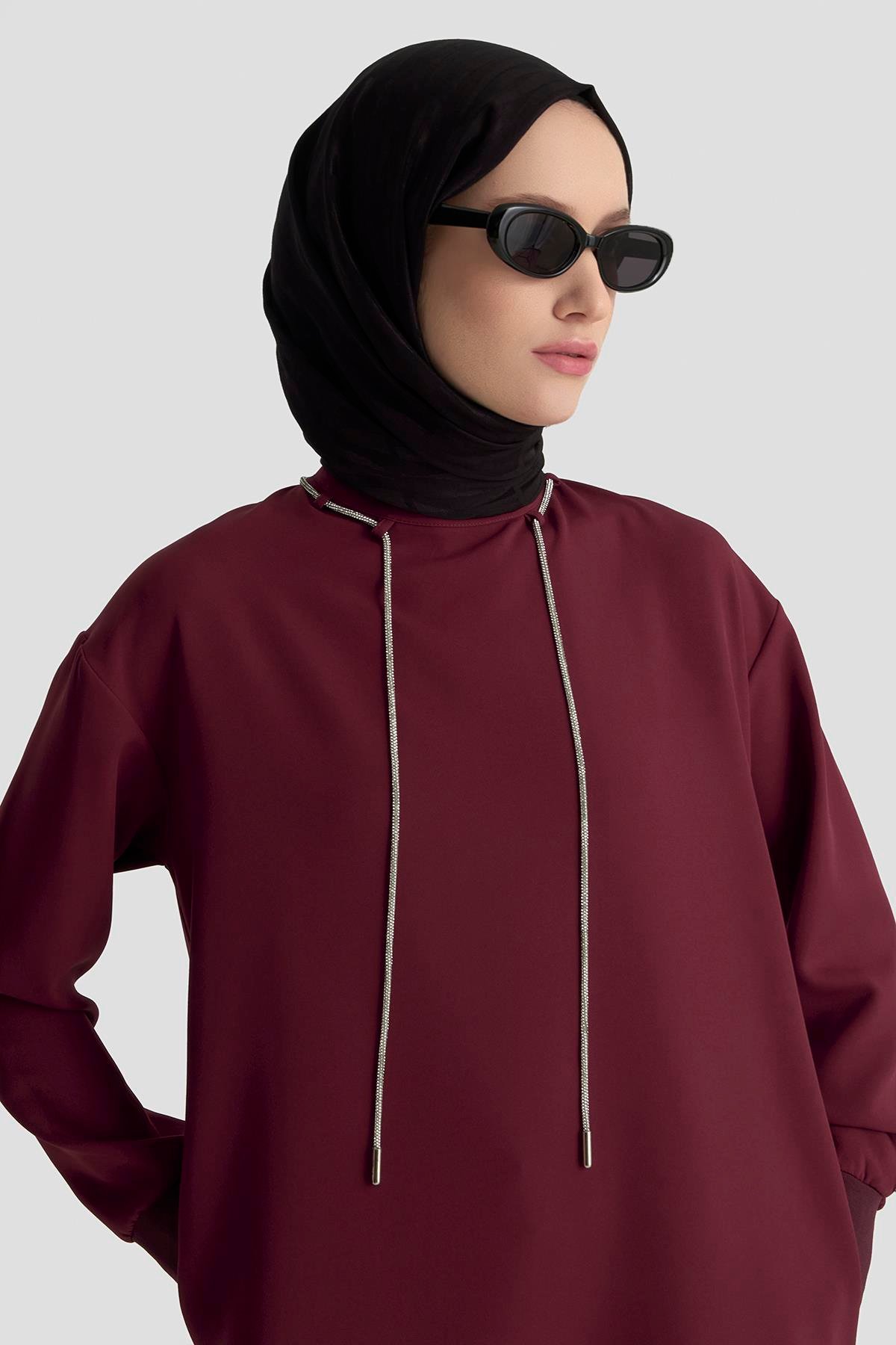 ARMİNE TREND Yakası Taş Bağcık Detaylı Kolları Ribanalı Fermuarlı Tunik Bordo 25KT436