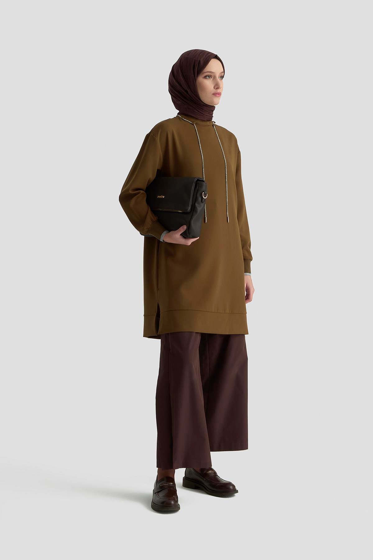 ARMİNE TREND Yakası Taş Bağcık Detaylı Kolları Ribanalı Fermuarlı Tunik Yağ Yeşili-25KT436