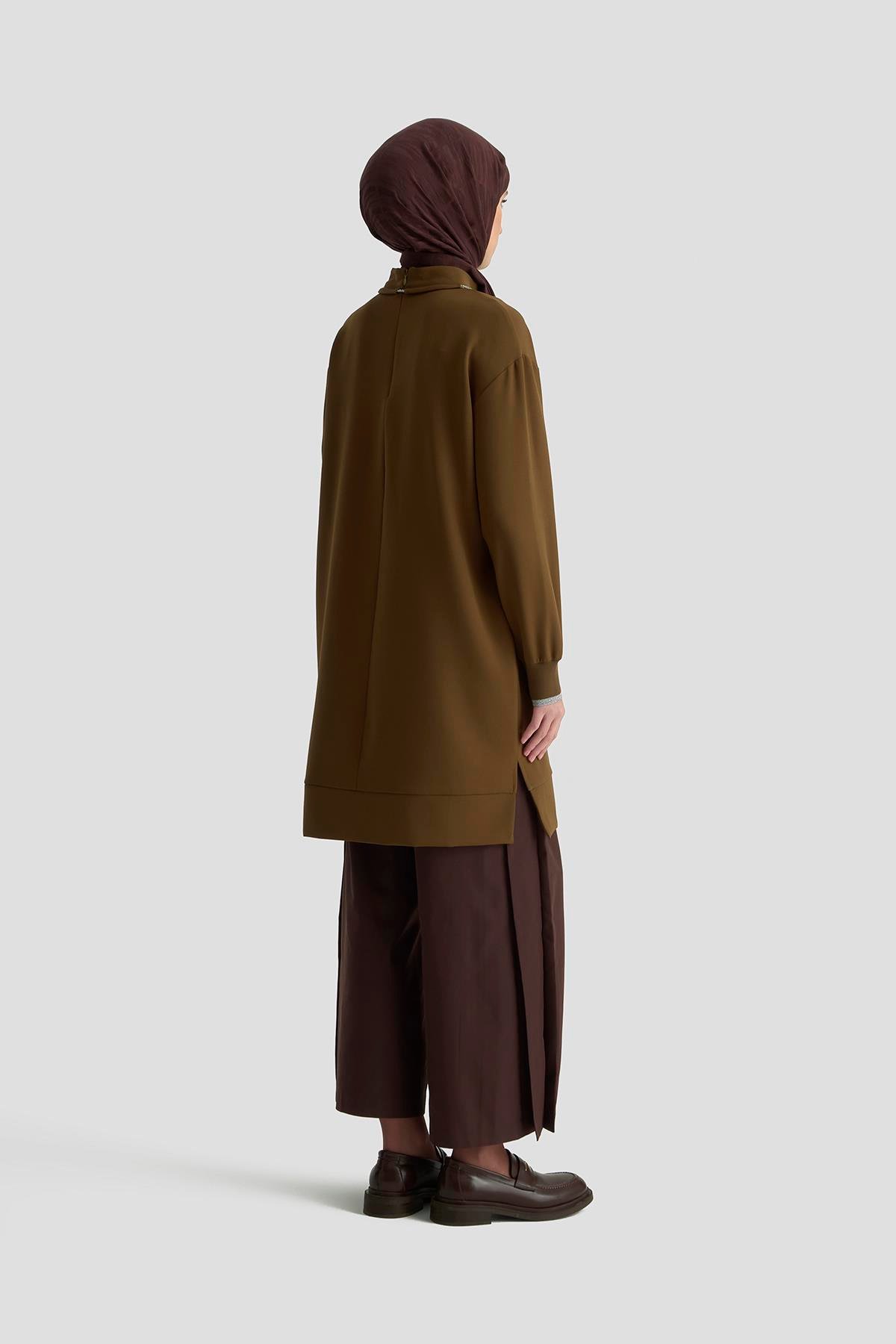 ARMİNE TREND Yakası Taş Bağcık Detaylı Kolları Ribanalı Fermuarlı Tunik Yağ Yeşili-25KT436
