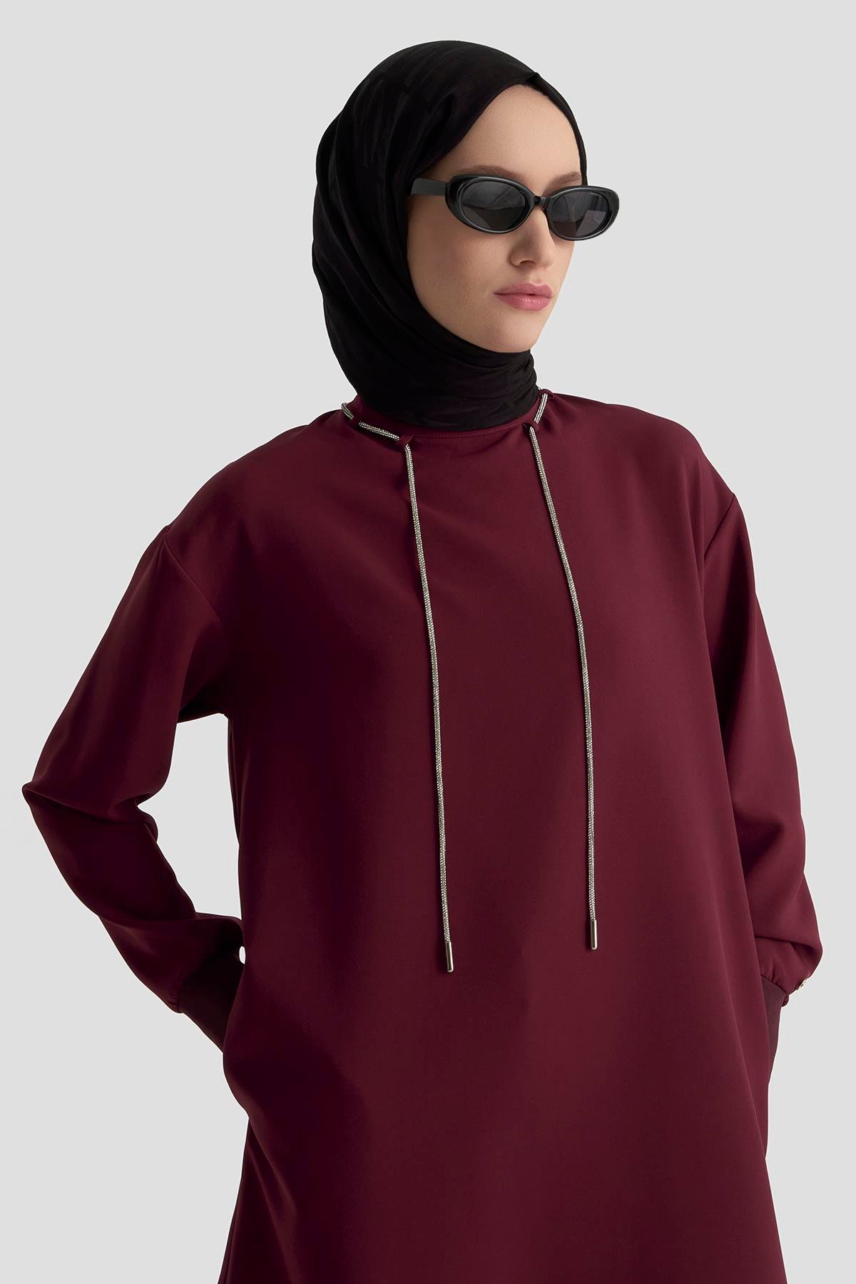 ARMİNE TREND Yakası Taş Bağcık Detaylı Kolları Ribanalı Fermuarlı Tunik Bordo 25KT436