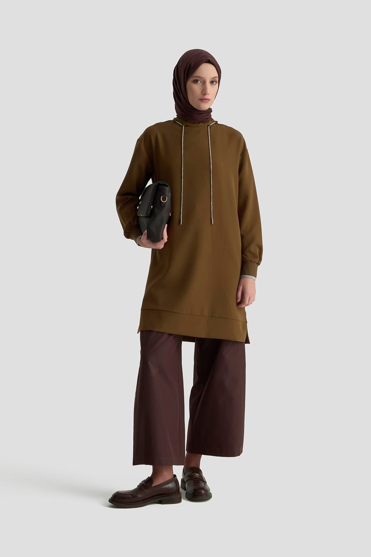 ARMİNE TREND Yakası Taş Bağcık Detaylı Kolları Ribanalı Fermuarlı Tunik Yağ Yeşili-25KT436