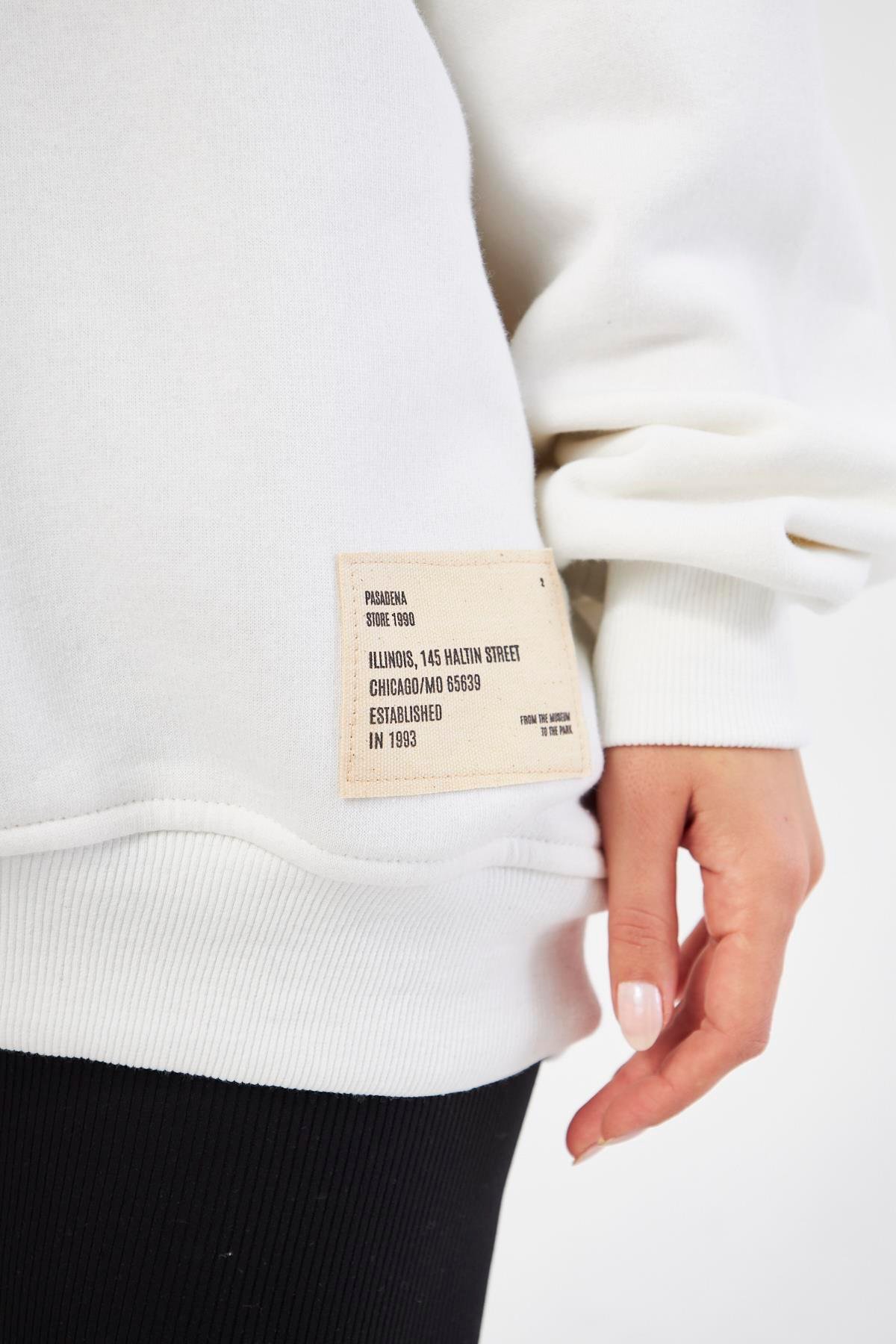 Beyaz Kadın Oversize Sırt Fermuarlı Sweatshirt - Fame