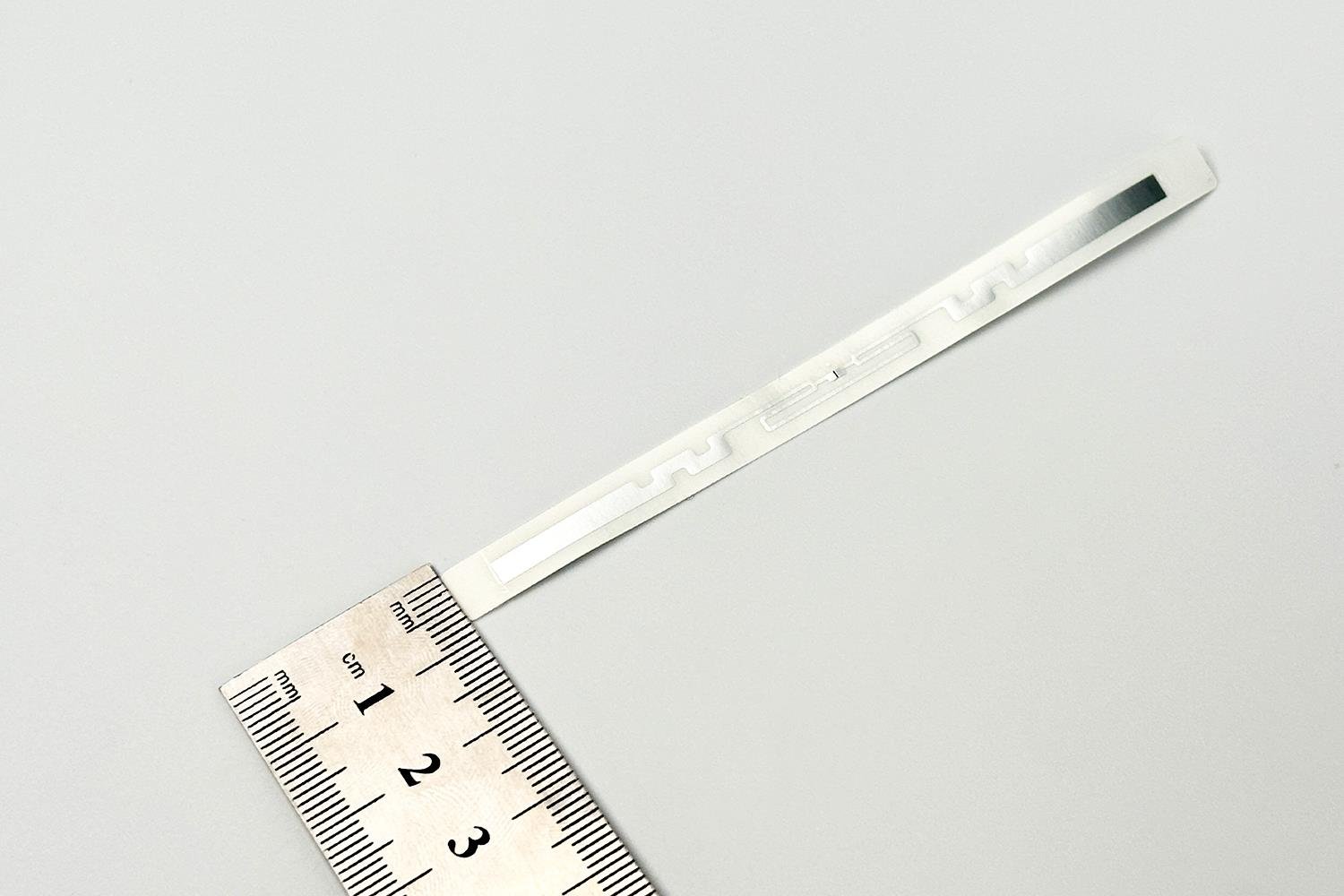98x7 mm Güçlü Yapışkanlı UHF RFID Etiketi - 332821-A U8 Modeli