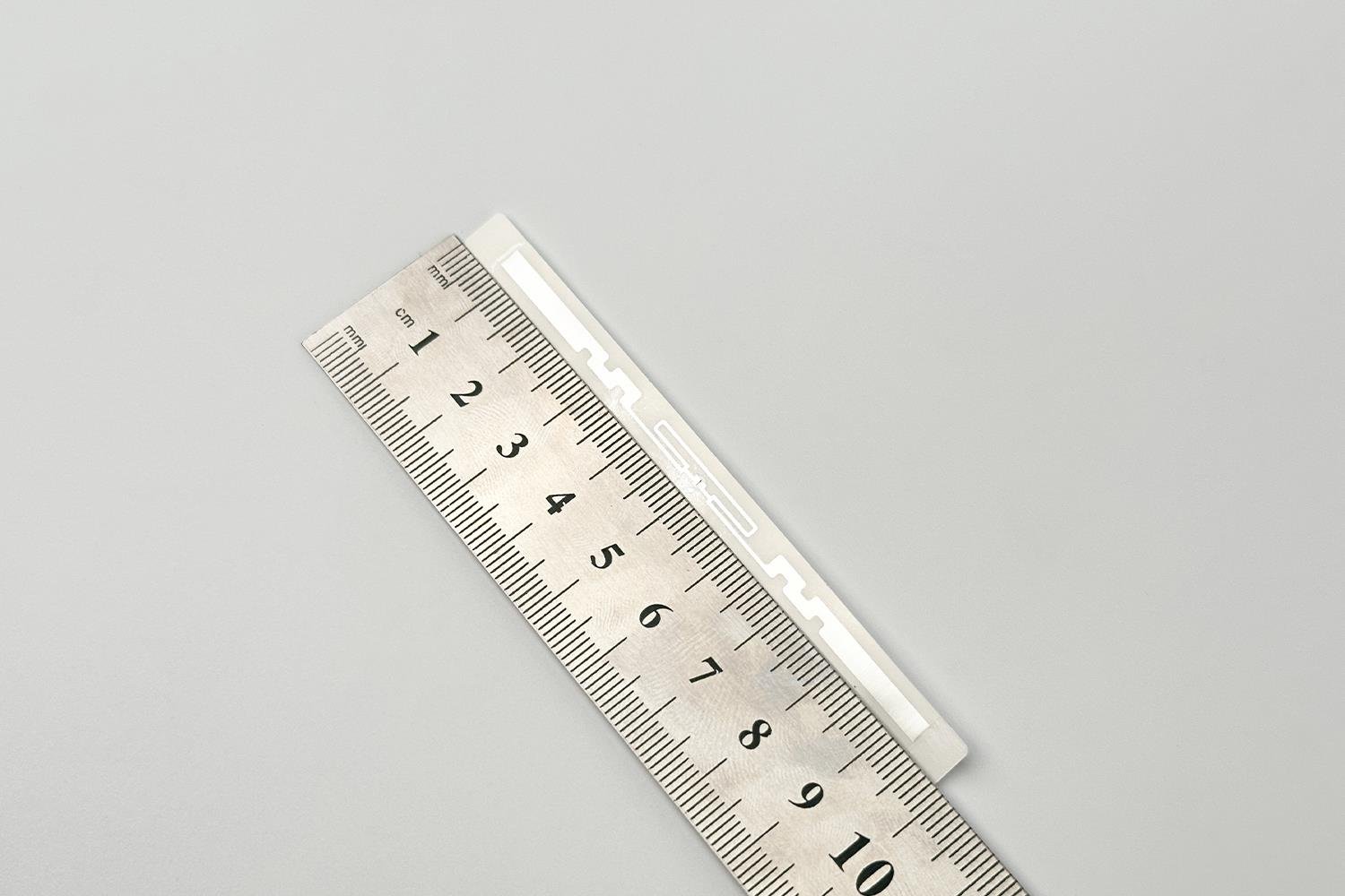 98x7 mm Güçlü Yapışkanlı UHF RFID Etiketi - 332821-A U8 Modeli