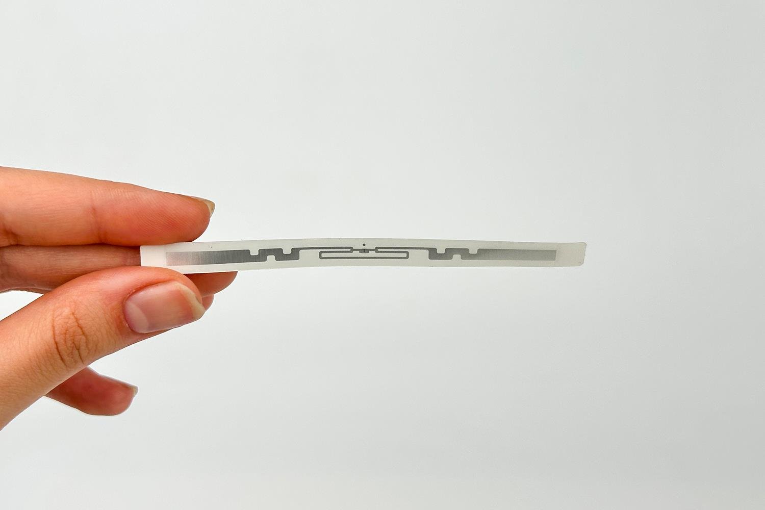 98x7 mm Güçlü Yapışkanlı UHF RFID Etiketi - 332821-A U8 Modeli