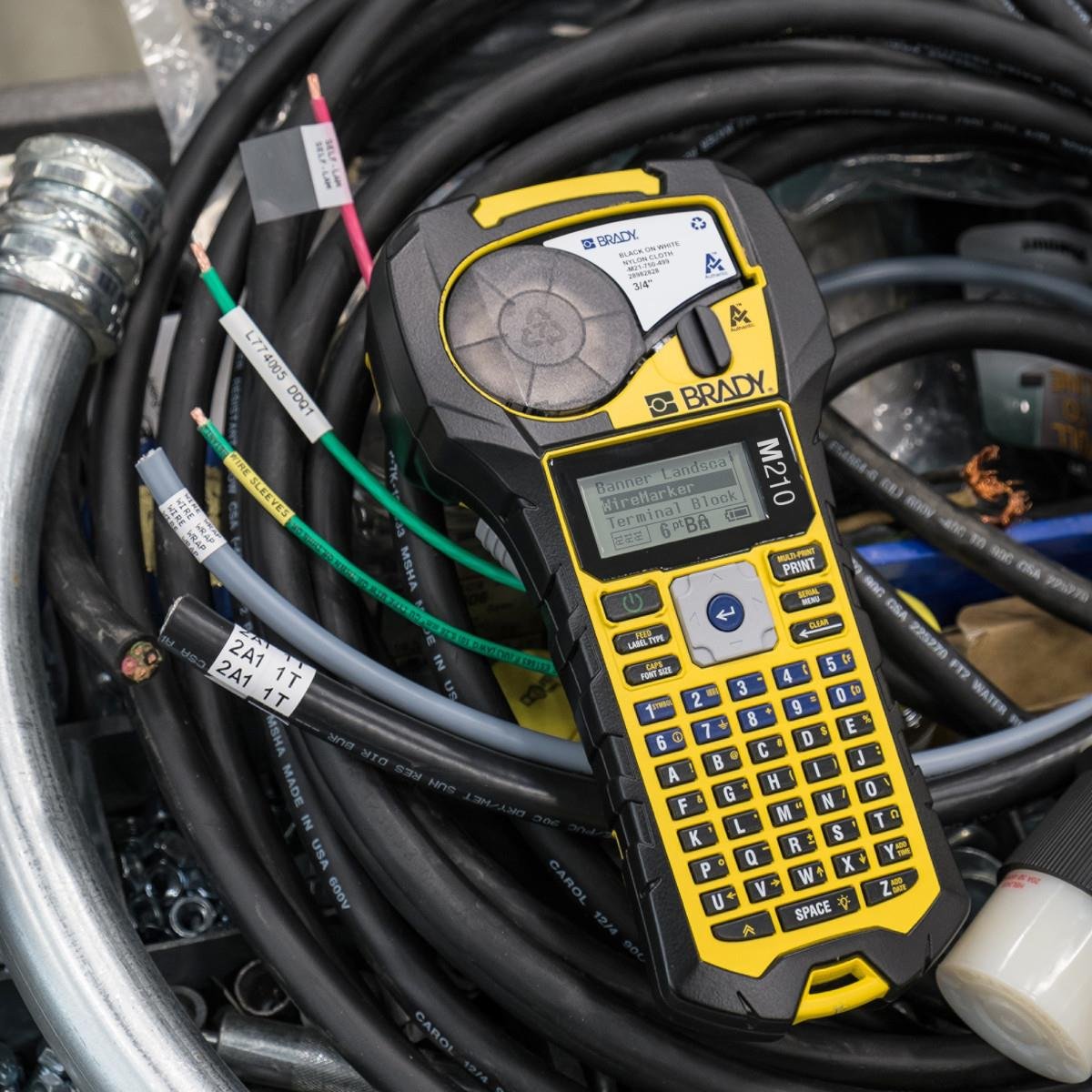 Brady M210 (Y4942853) Taşınabilir Etiket Yazıcısı