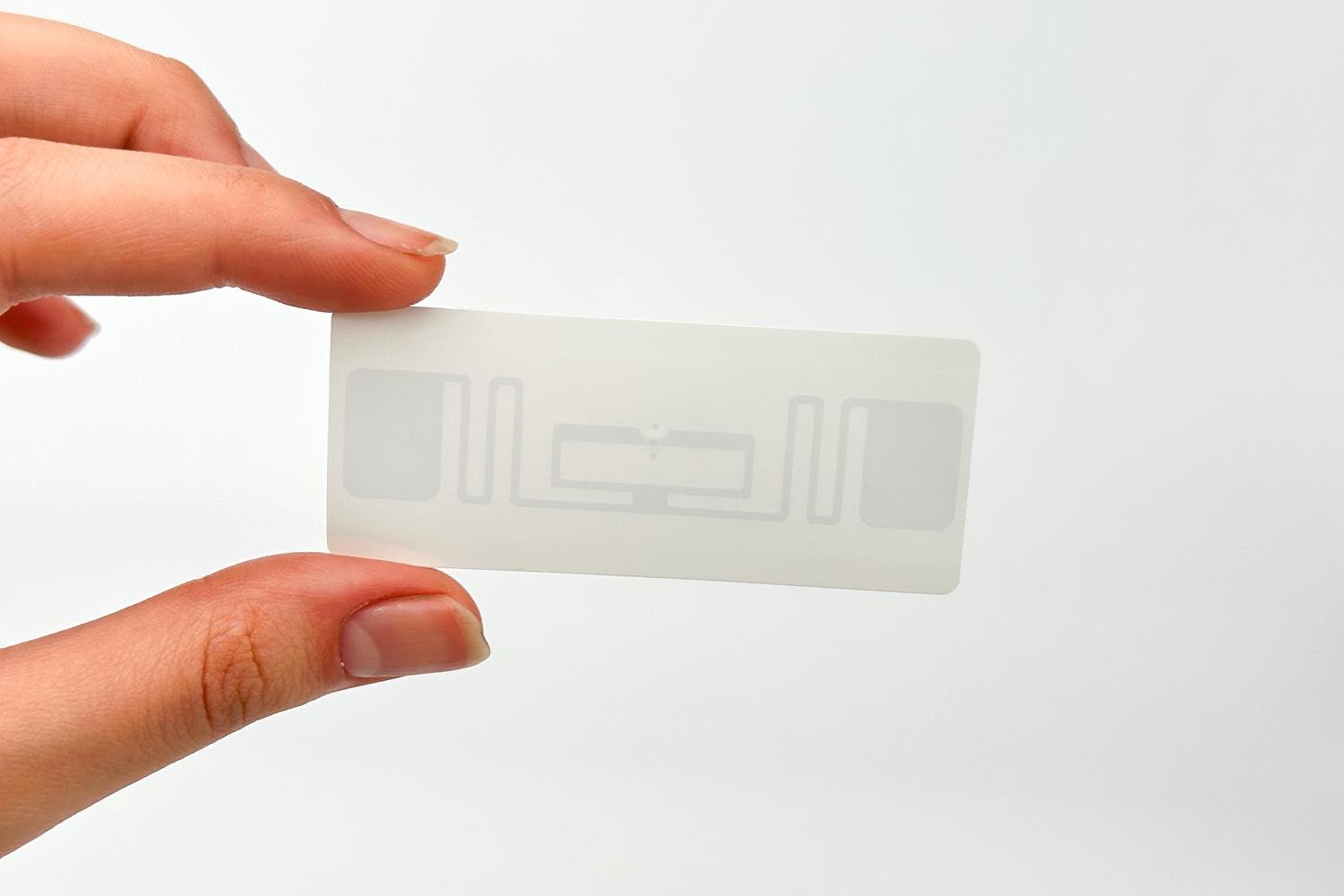 علامة لاصقة متينة وقوية UHF RFID مقاس 73 × 30 مم