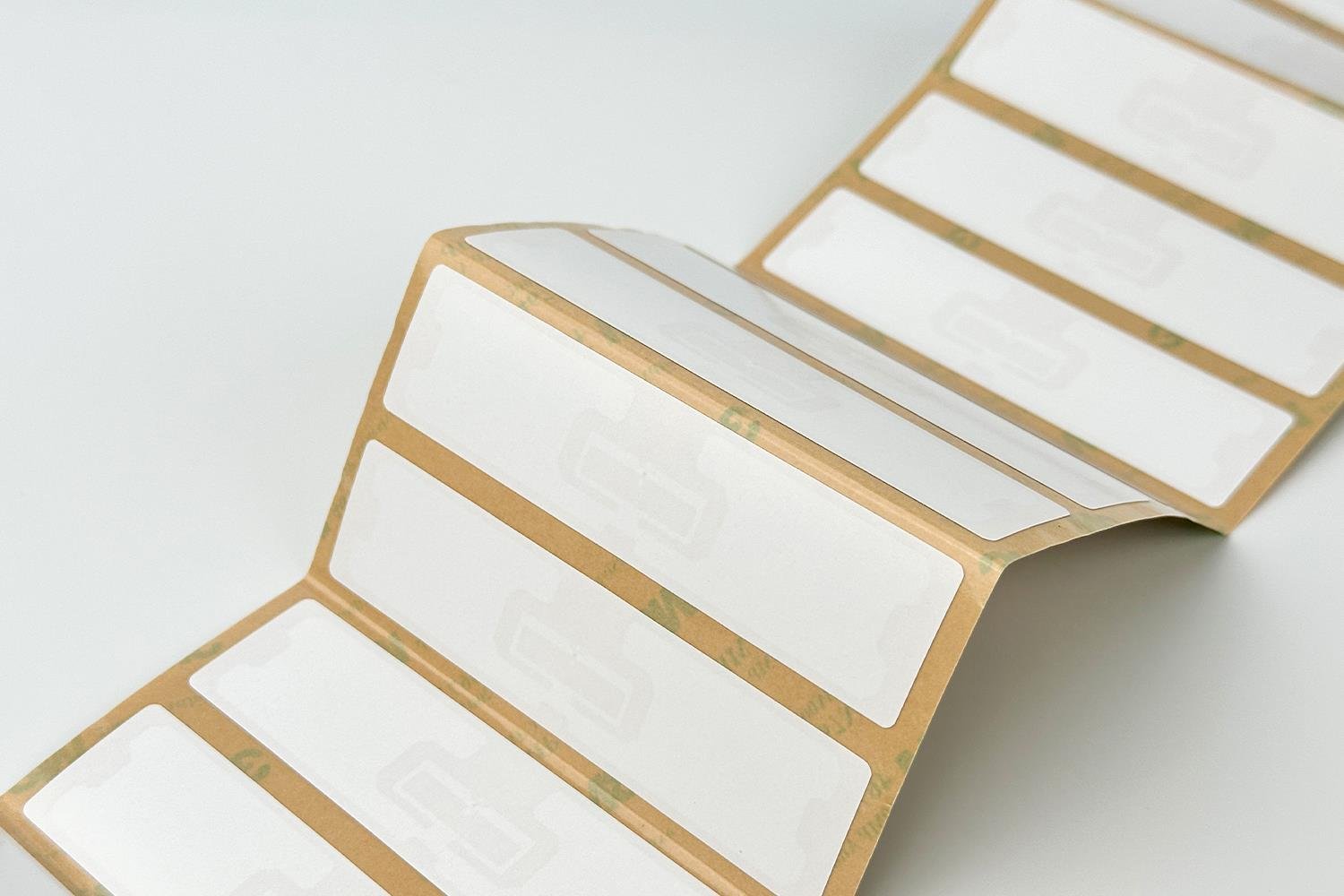 علامة UHF RFID الصناعية مقاس 101.6 × 25.4 مم مع مادة لاصقة قوية