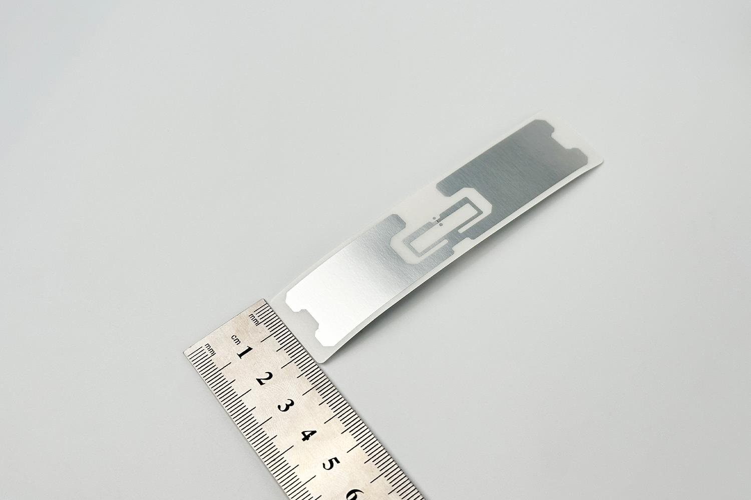 علامة UHF RFID الصناعية مقاس 101.6 × 25.4 مم مع مادة لاصقة قوية