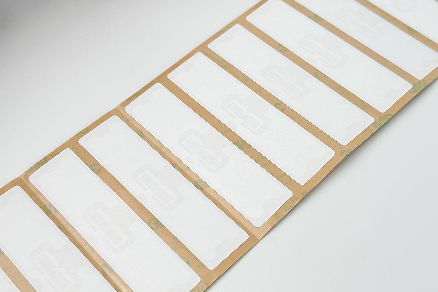 علامة UHF RFID الصناعية مقاس 101.6 × 25.4 مم مع مادة لاصقة قوية