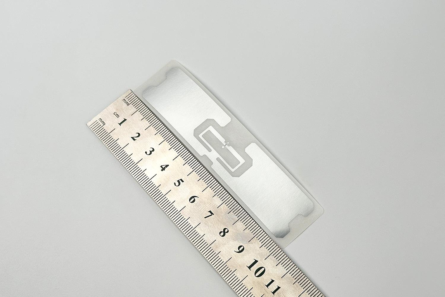 علامة UHF RFID الصناعية مقاس 101.6 × 25.4 مم مع مادة لاصقة قوية