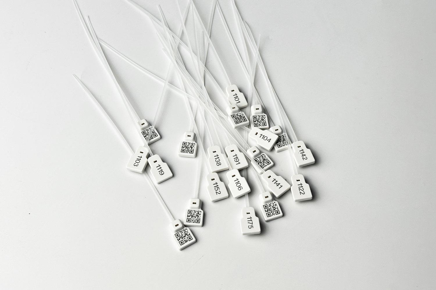 Kilitlenebilir UHF RFID Kablo Etiketi 20x13x2 mm