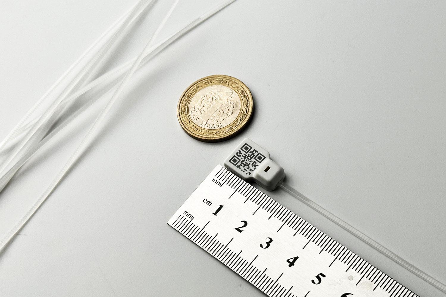 Kilitlenebilir UHF RFID Kablo Etiketi 20x13x2 mm