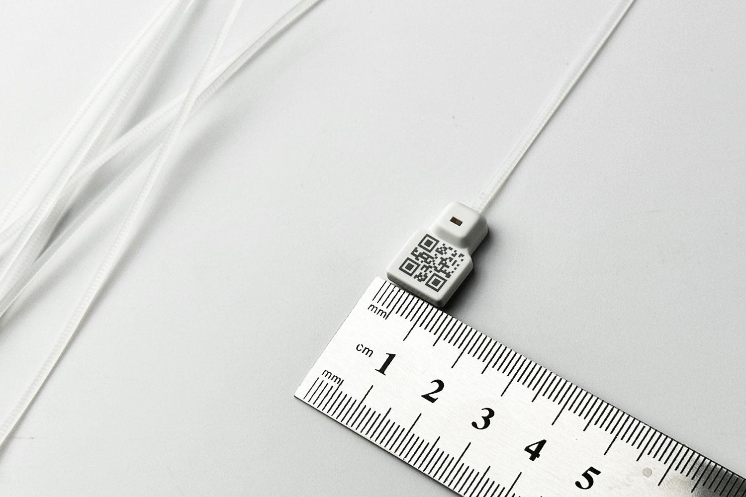 Kilitlenebilir UHF RFID Kablo Etiketi 20x13x2 mm