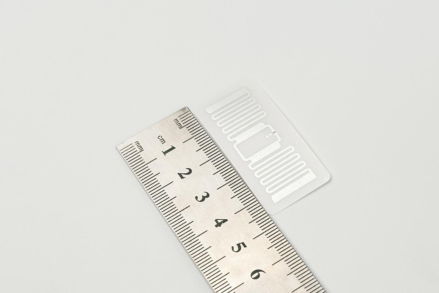 MR6P 46x22 mm Güçlü Yapışkanlı UHF RFID Etiketi