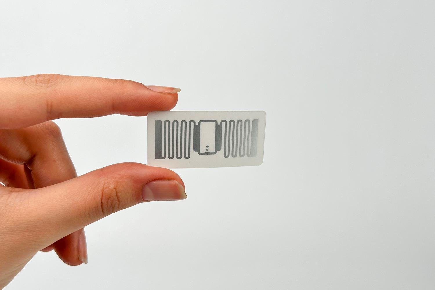 MR6P 46x22 mm Güçlü Yapışkanlı UHF RFID Etiketi