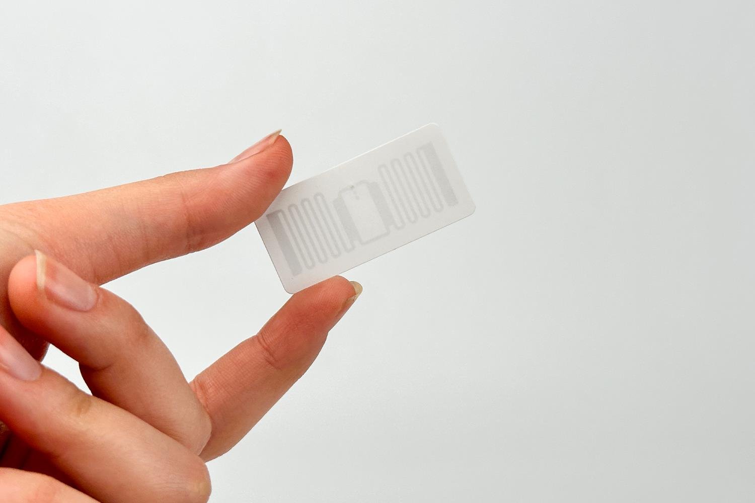 MR6P 46x22 mm Güçlü Yapışkanlı UHF RFID Etiketi