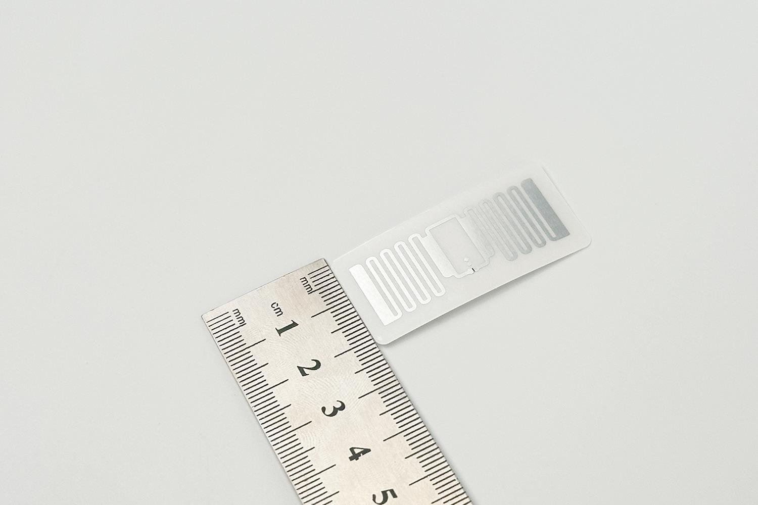 MR6P 46x22 mm Güçlü Yapışkanlı UHF RFID Etiketi