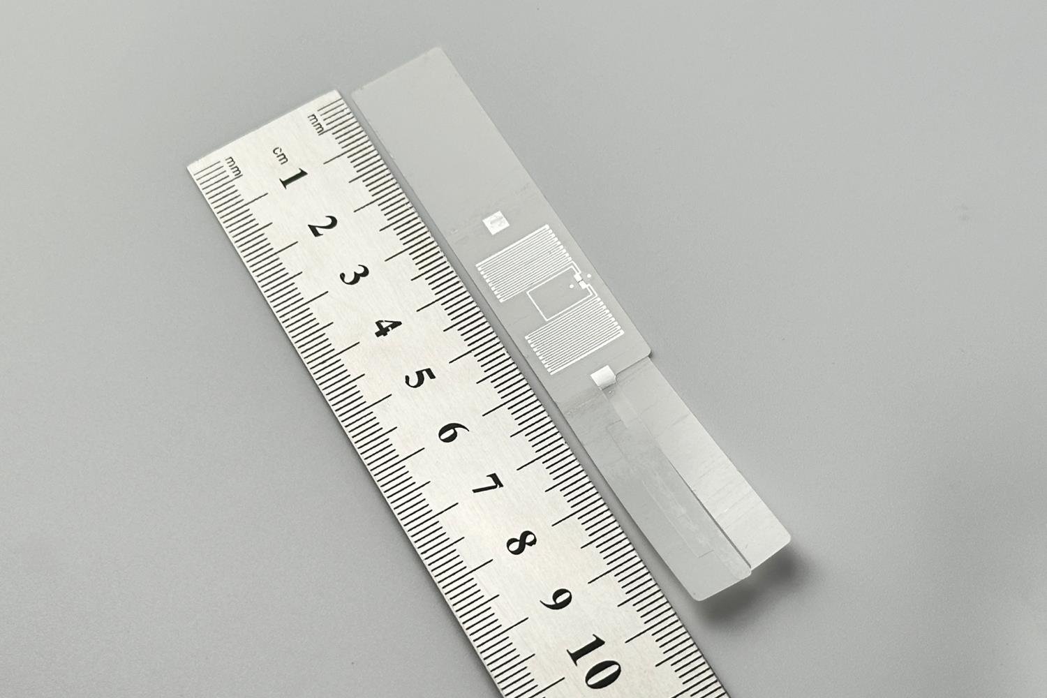 T73J UHF RFID Kuyum Etiketi 38x21mm