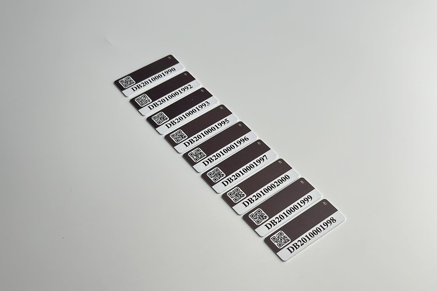 UHF PVC Kart Yapışkanlı Demirbaş Etiketi - U8 + QR + Kodlu
