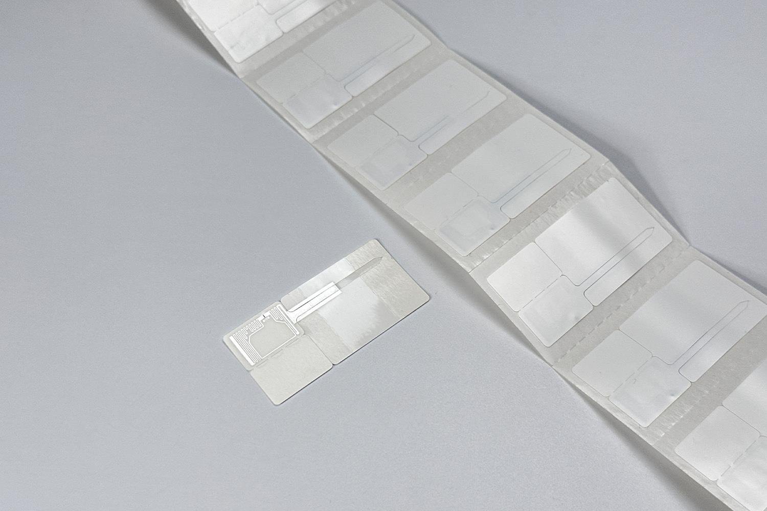 Yüksek Performanslı UHF RFID Takı Etiketi