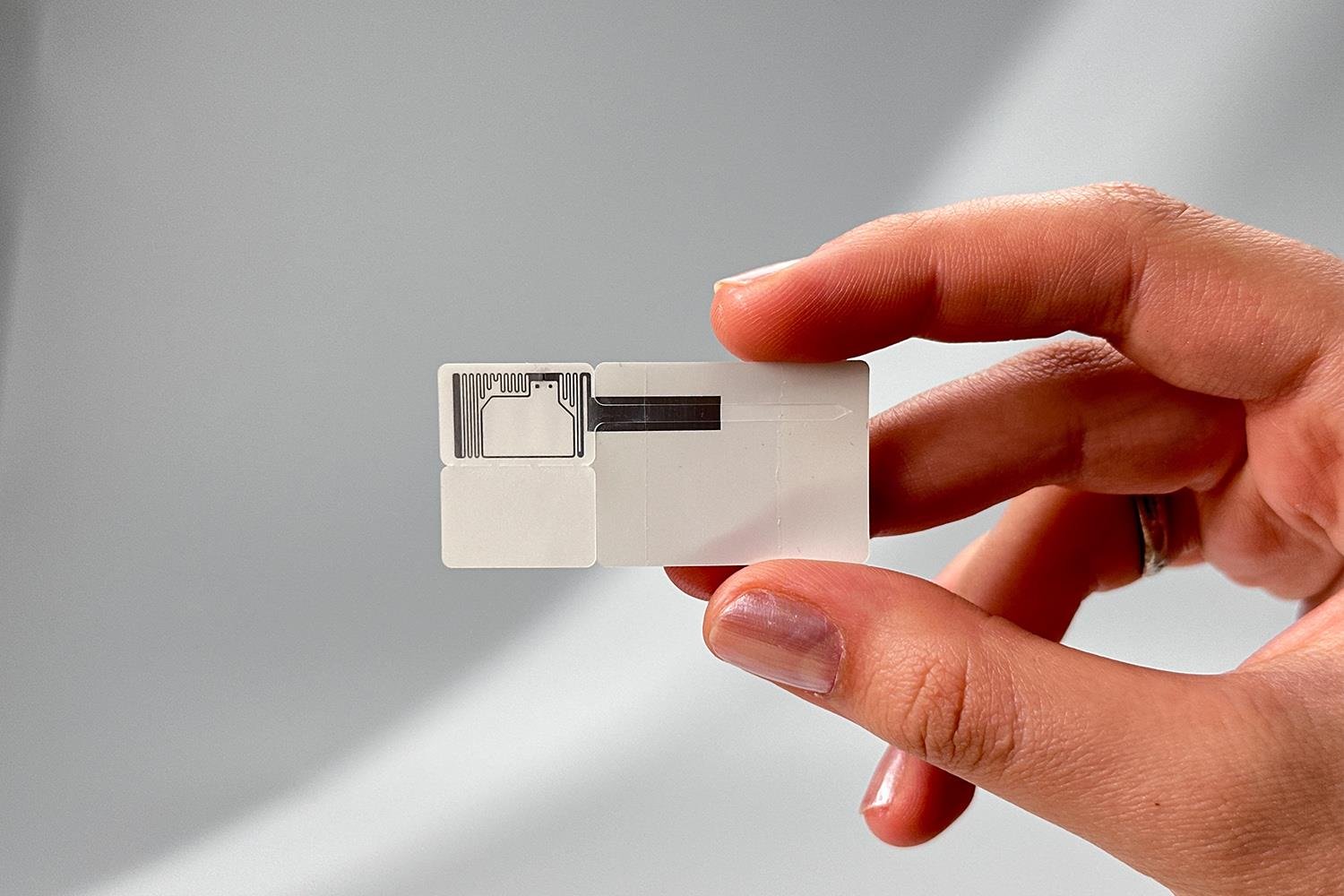 Yüksek Performanslı UHF RFID Takı Etiketi