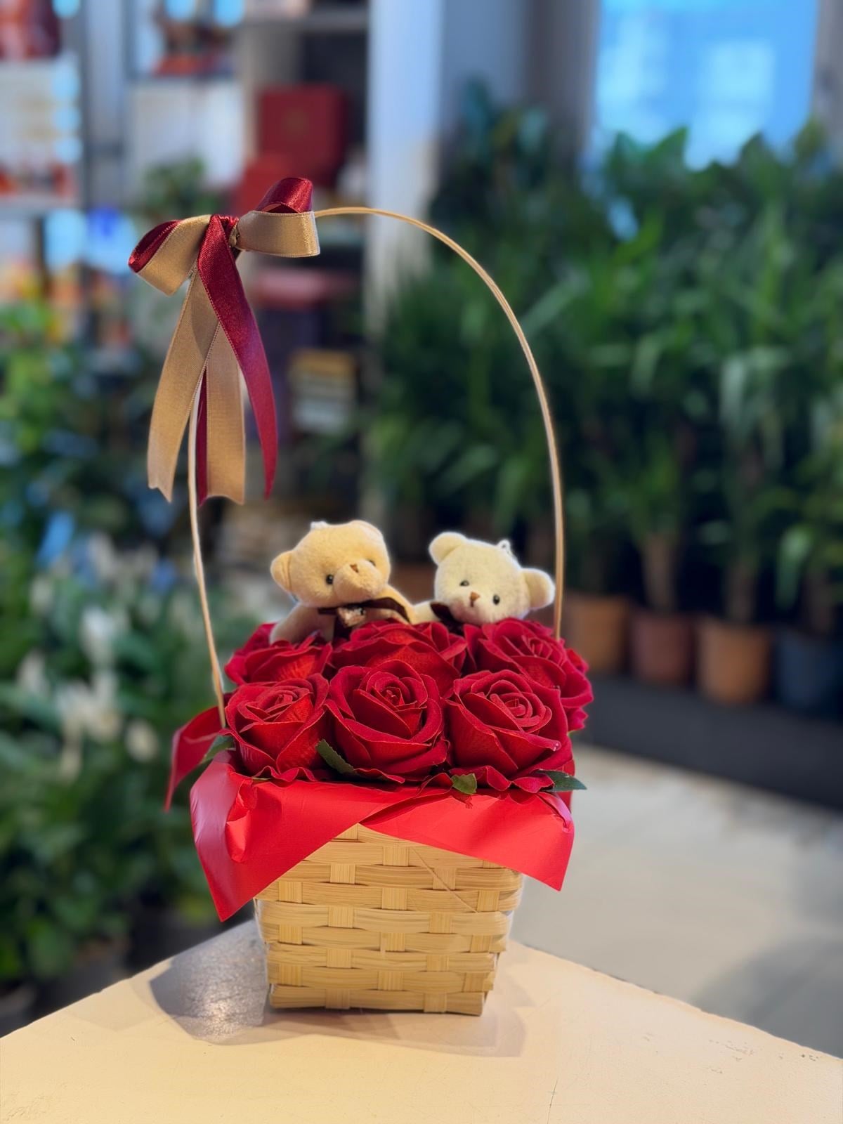 Bej Sepet İçerisinde Yapay Kırmızı Gül Peluş Ayıcık
