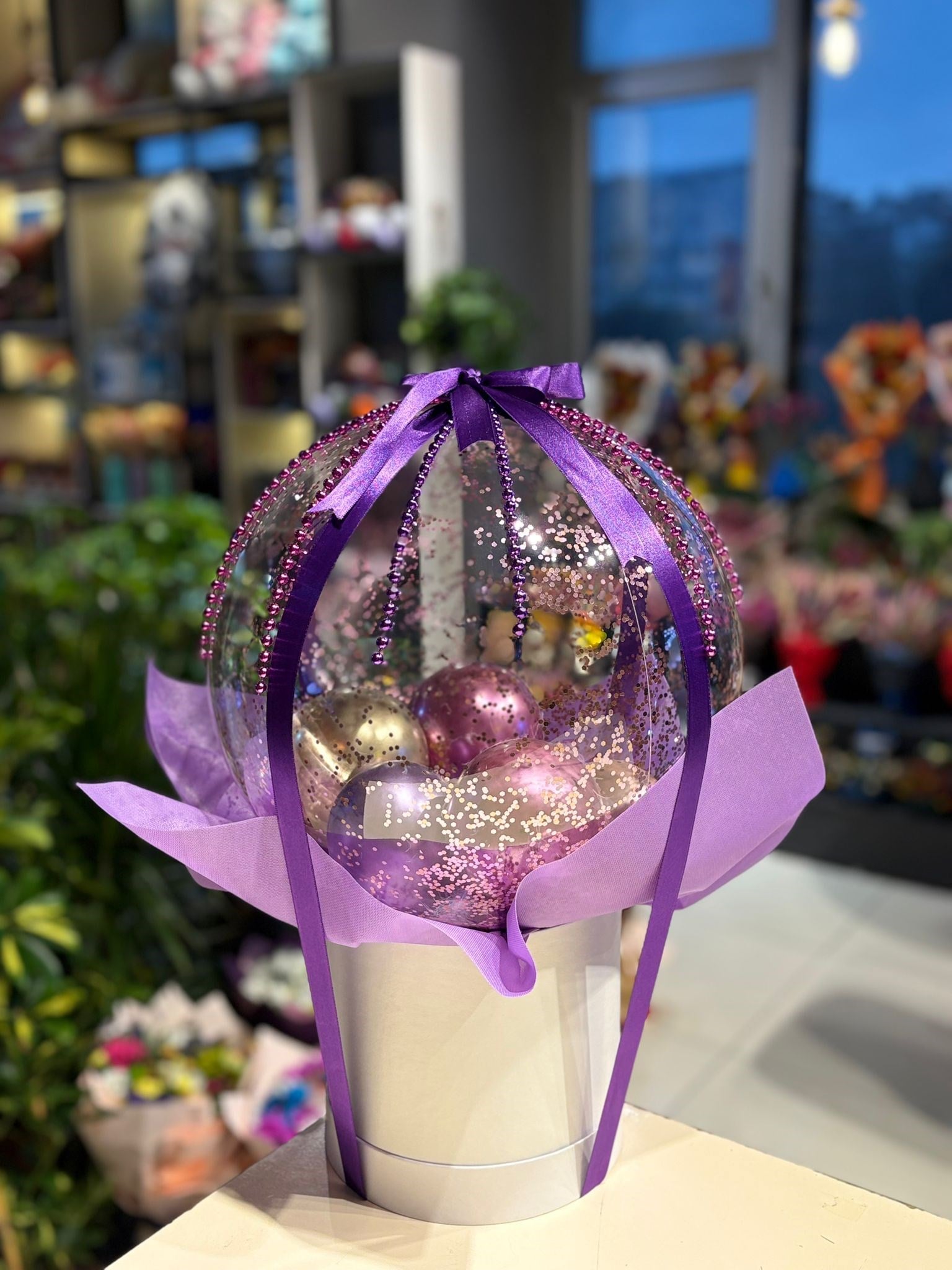 Beyaz Kutu Mor Kurdeleli Balon Aranjmanı