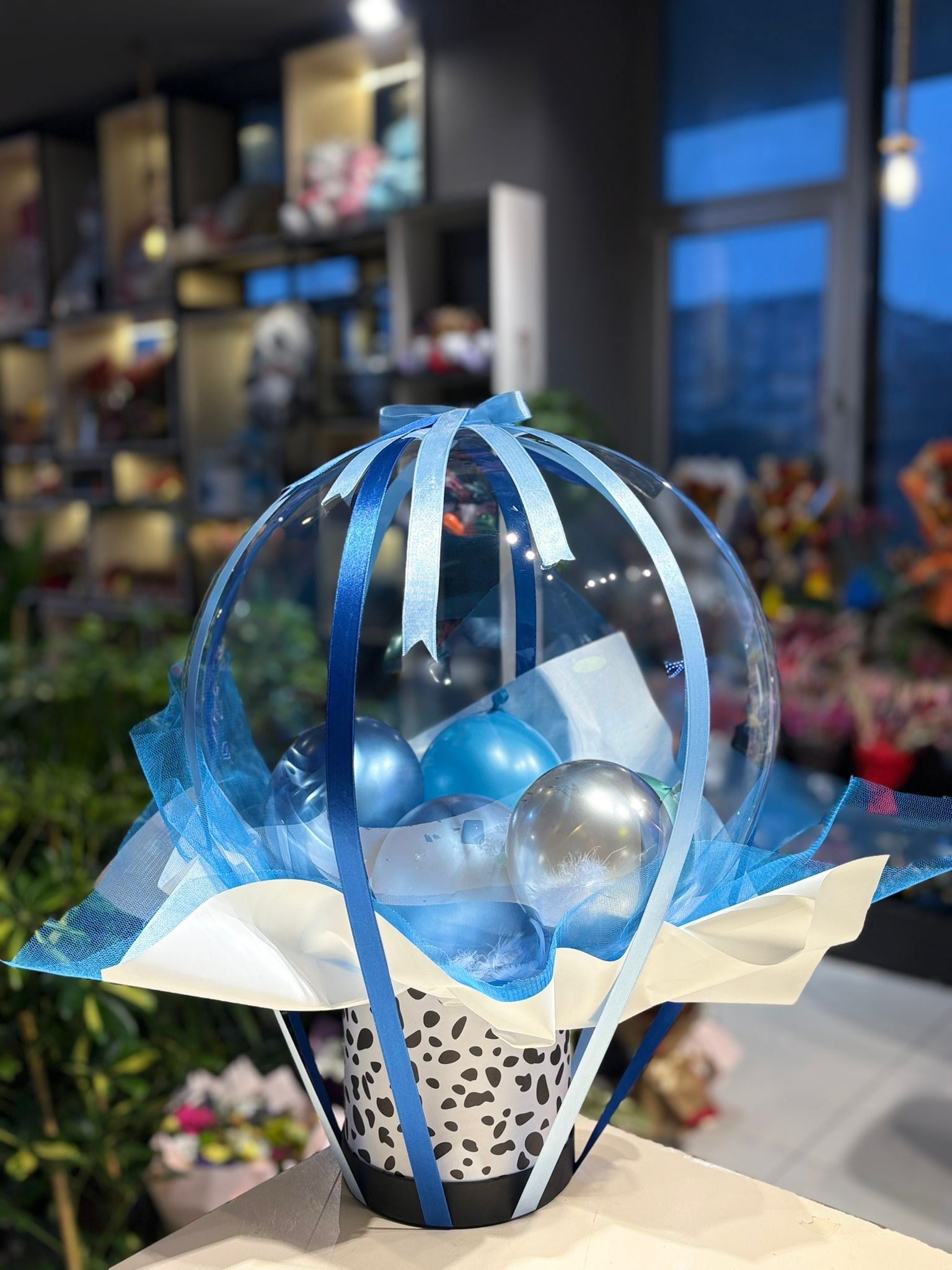 Beyaz Siyah Desenli Kutu Mavi Balon Aranjmanı