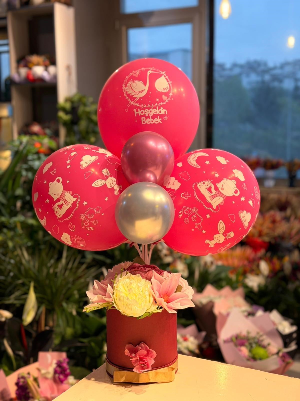Bordo Kutu İçerisinde Pembe Kız Bebek Balon Aranjmanı