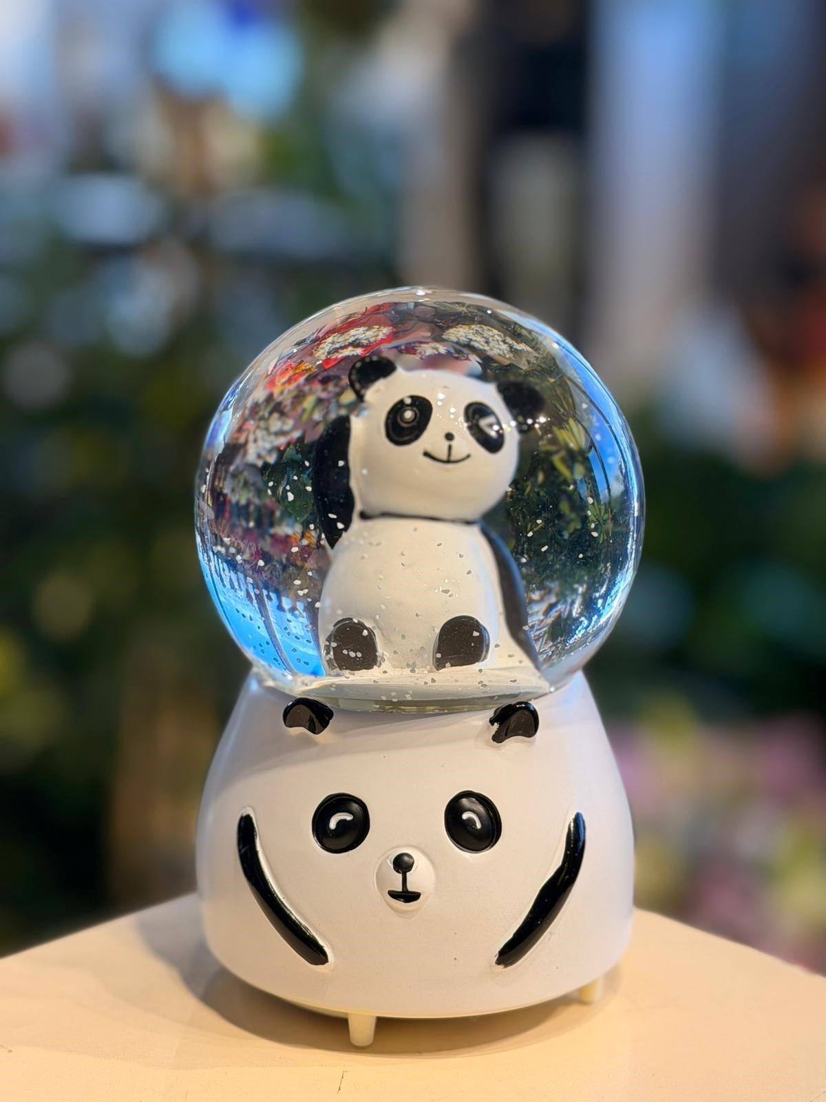 Büyük Boy Motorlu Işıklı Panda Temalı Kar Küresi