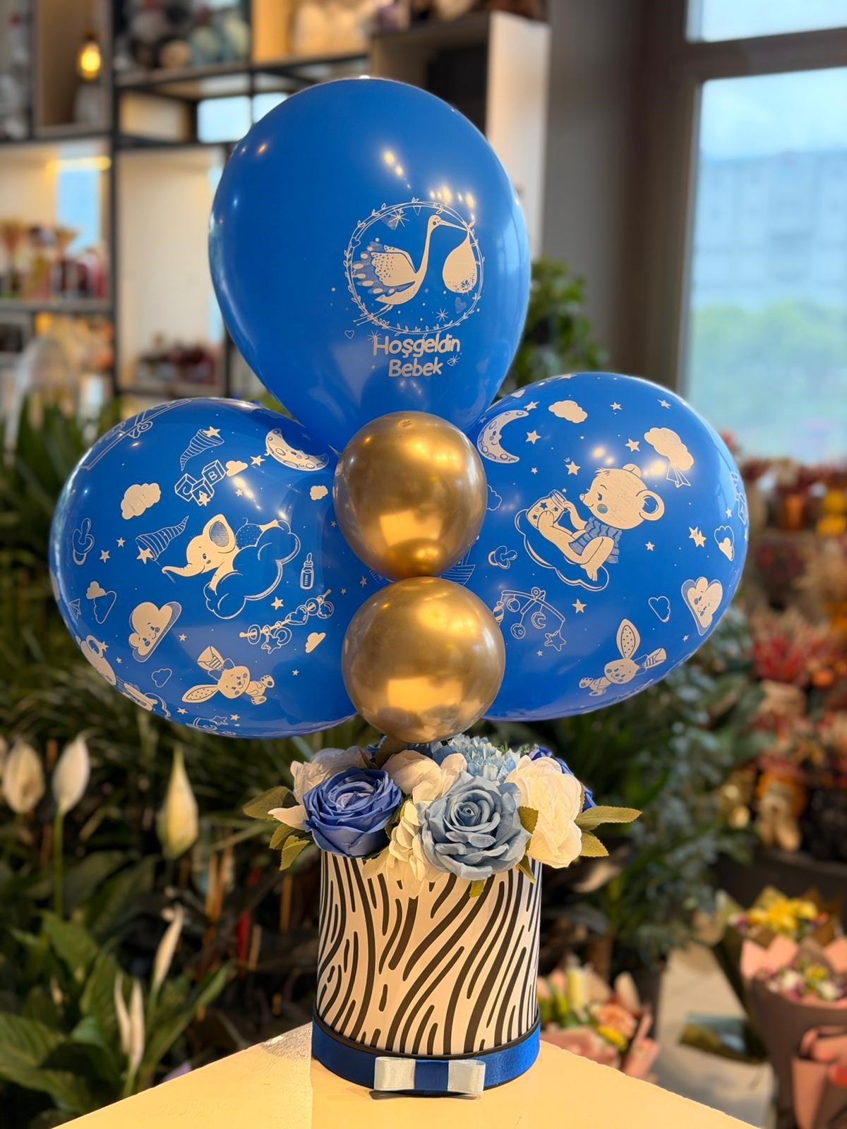 Desenli Kutu İçerisinde Mavi Erkek Bebek Balon Aranjmanı