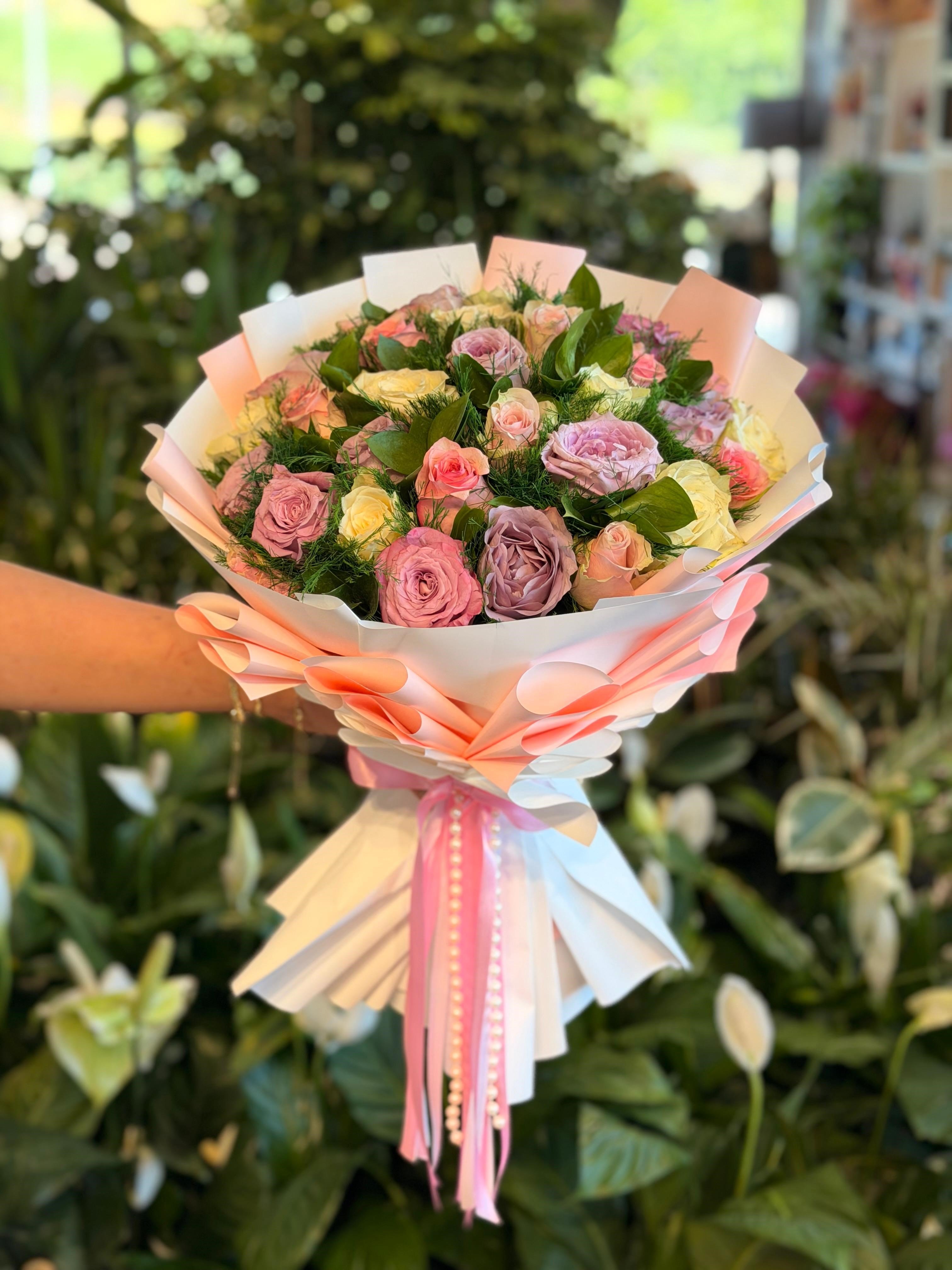 İthal Pembe Beyaz Mor Gül Buketi 30 Adet