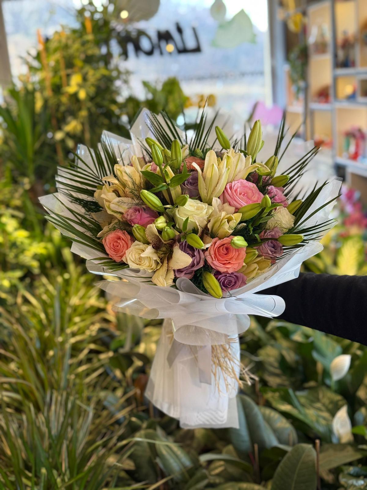 Lilyum İthal Renkli Gül Buketi