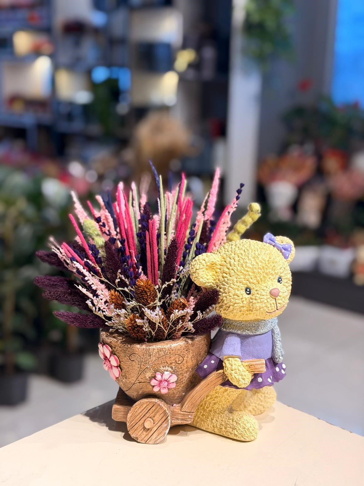 Mor Elbiseli Araba Taşıyan Ayıcık Seramik Pembe Kuru Çiçek Detaylı