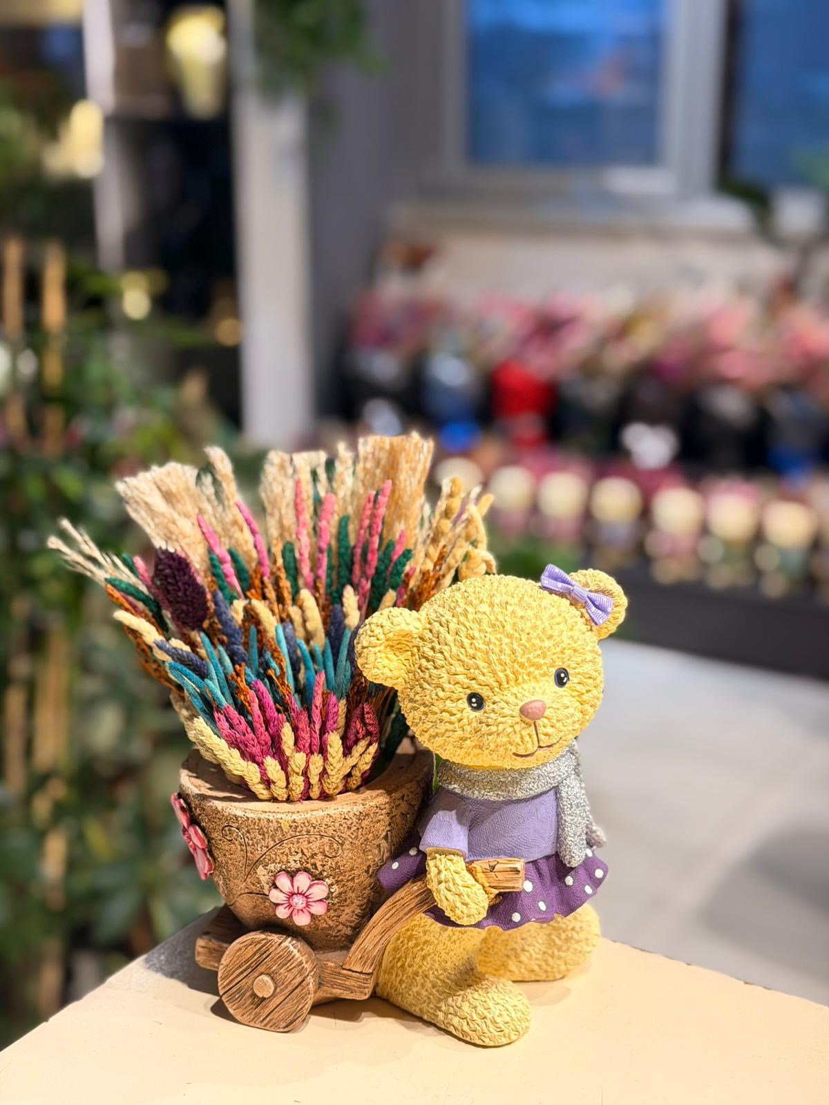 Mor Elbiseli Araba Taşıyan Ayıcık Seramik Kuru Çiçek