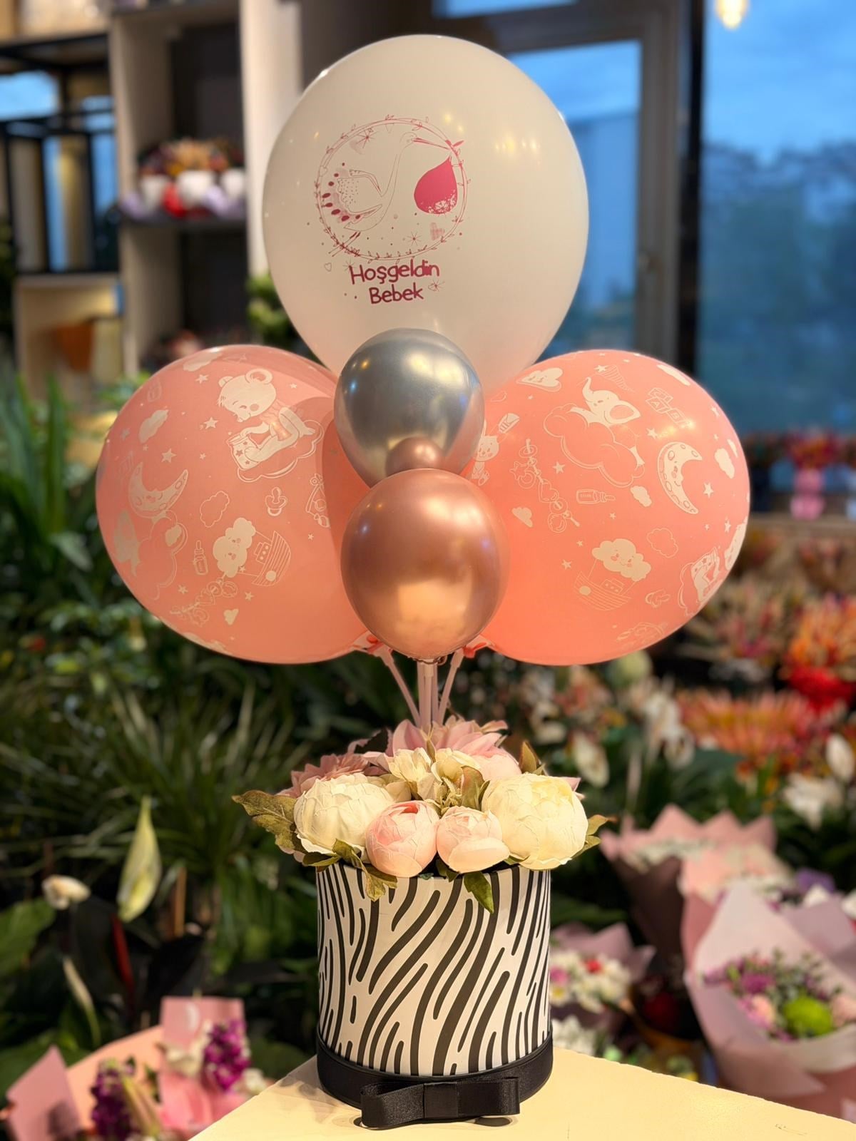 Siyah Çizgili Kutu İçerisinde Pembe Kız Bebek Balon Aranjmanı