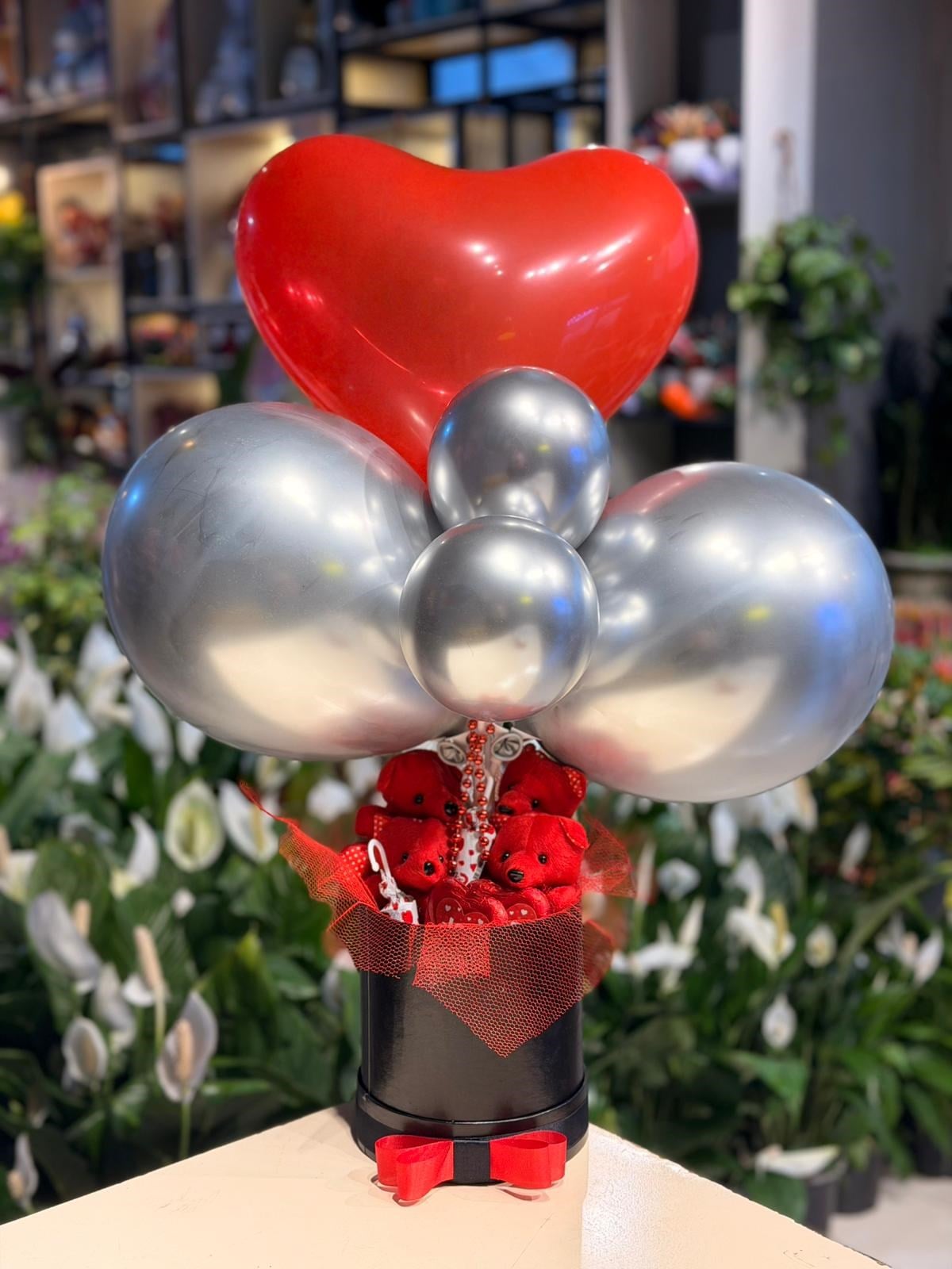 Siyah Kutu İçerisinde Kırmızı Ayıcık Çikolata Balon Aranjmanı