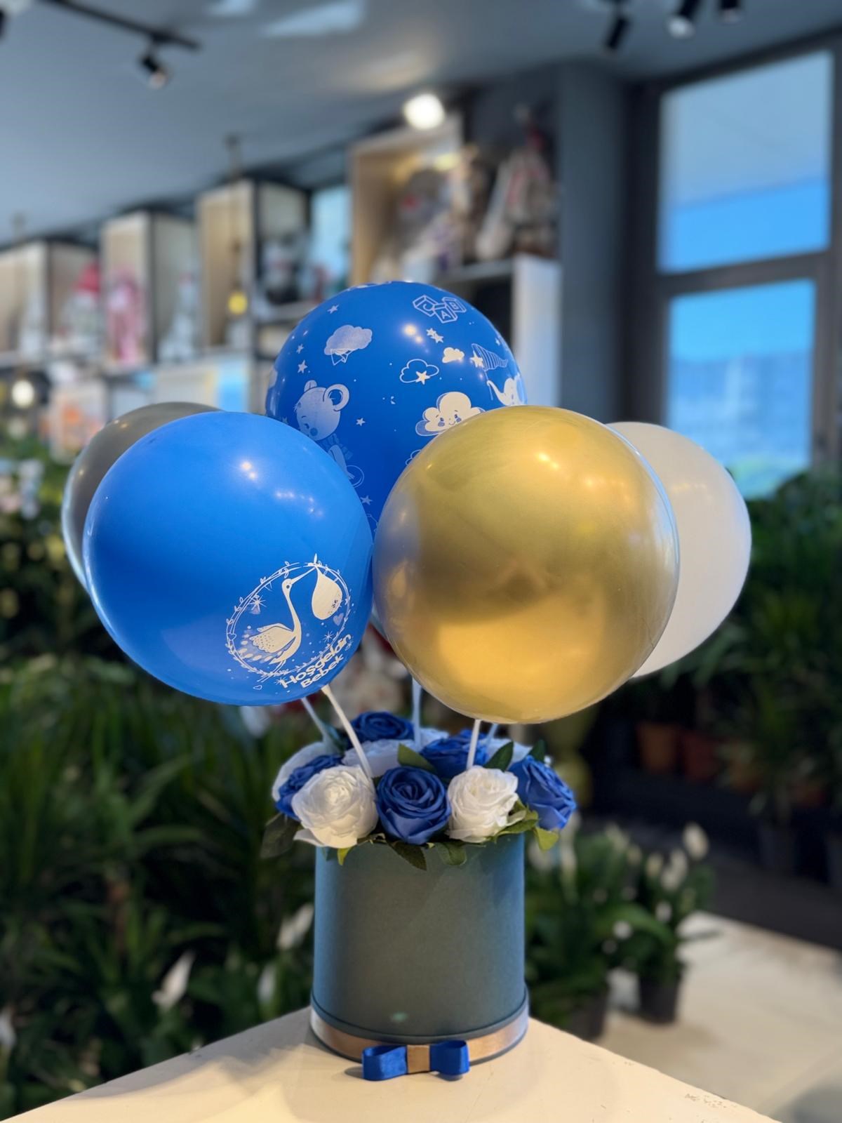 Yeşil Kutu İçerisinde Yapay Çiçek Aranjmanı Mavi Balon 