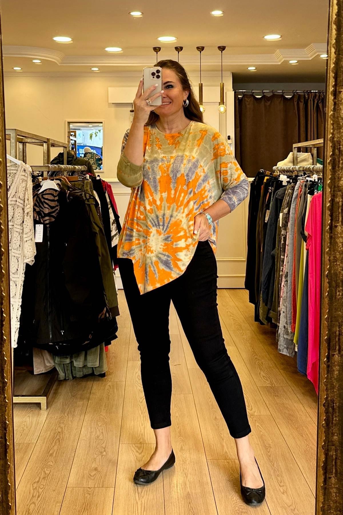 Batik Desenli Asimetrik Kesim Uzun Kol Bluz Turuncu