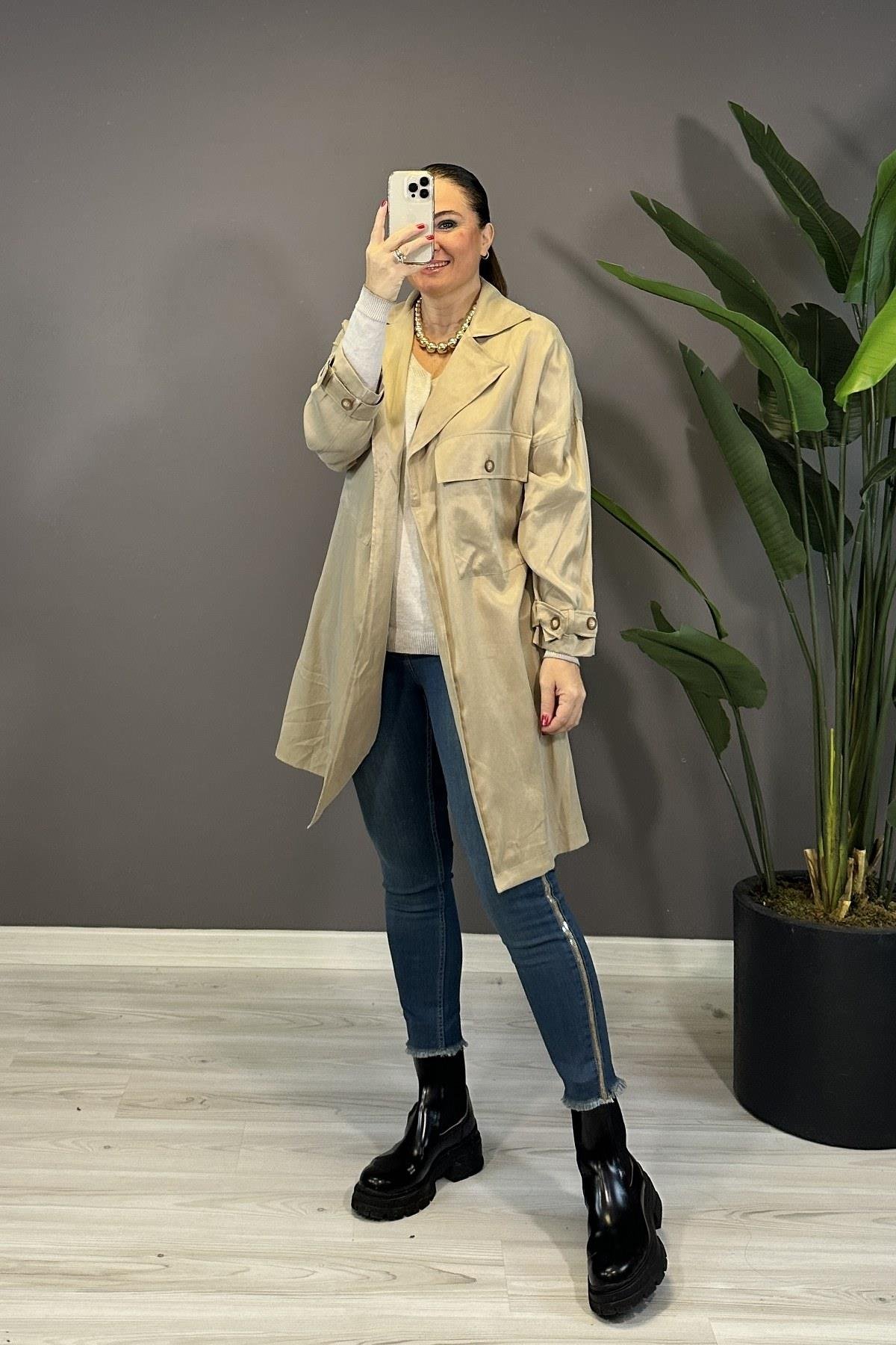 Bel Lastik Detaylı Bilek Bantlı Trençkot Bej