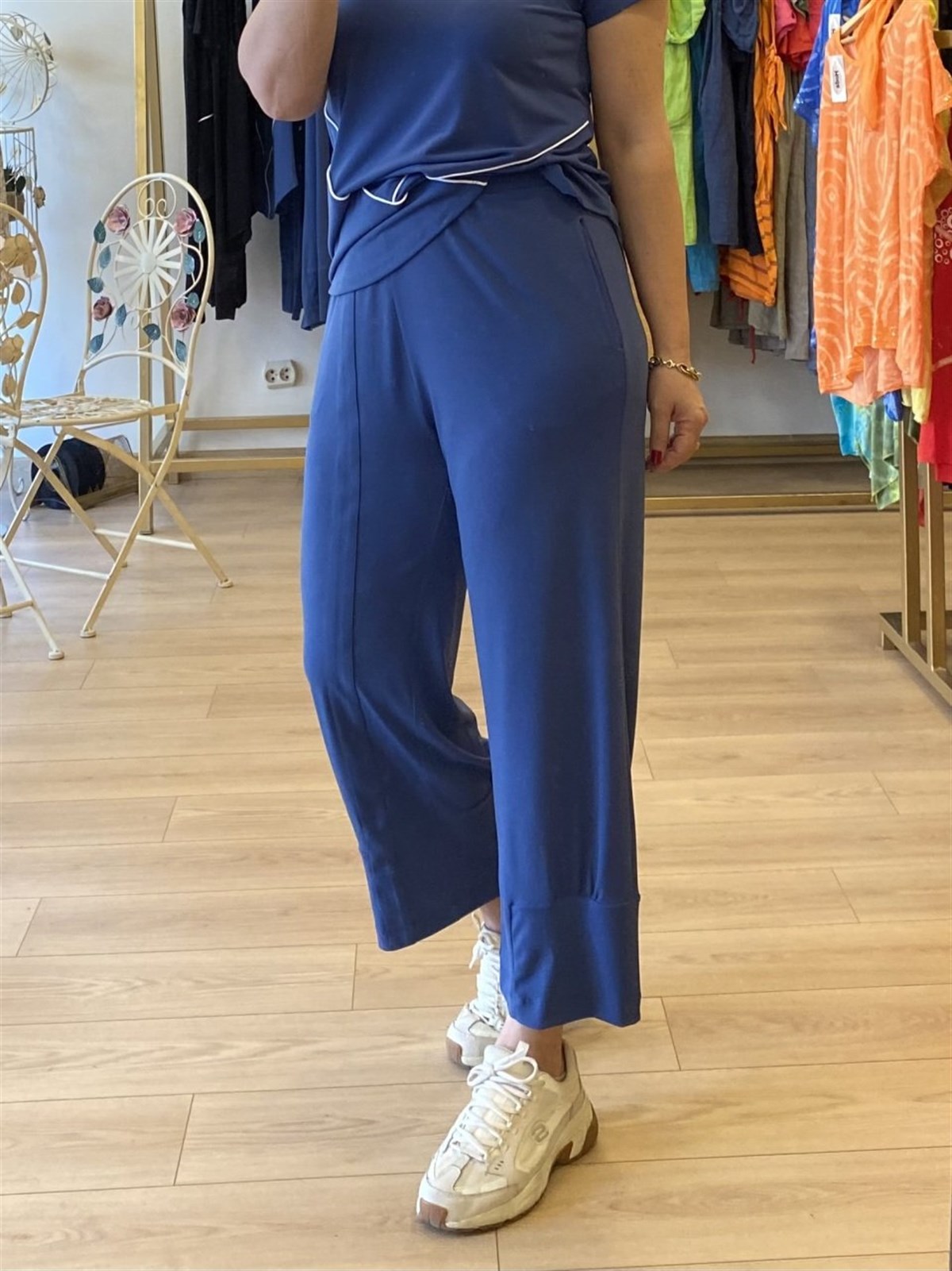 Beyaz biyeli bluz indigo mavi