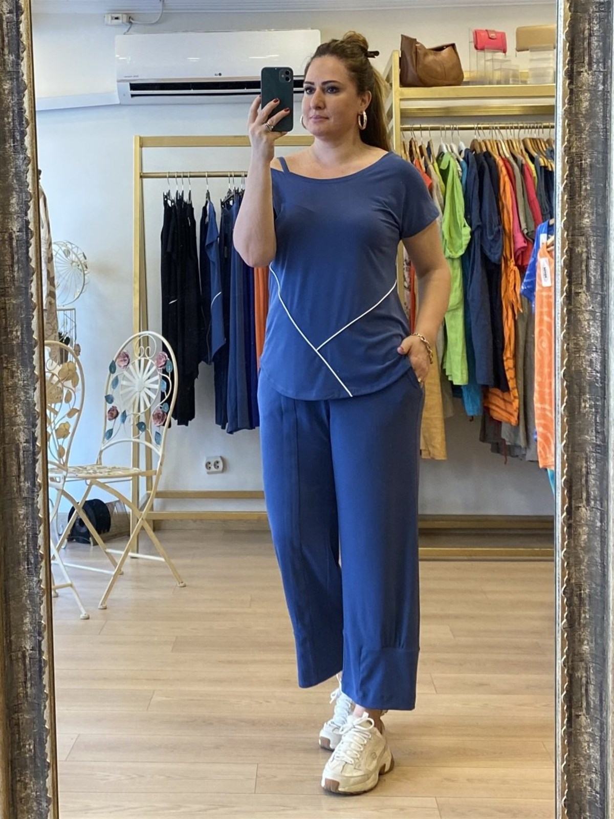 Beyaz biyeli bluz indigo mavi